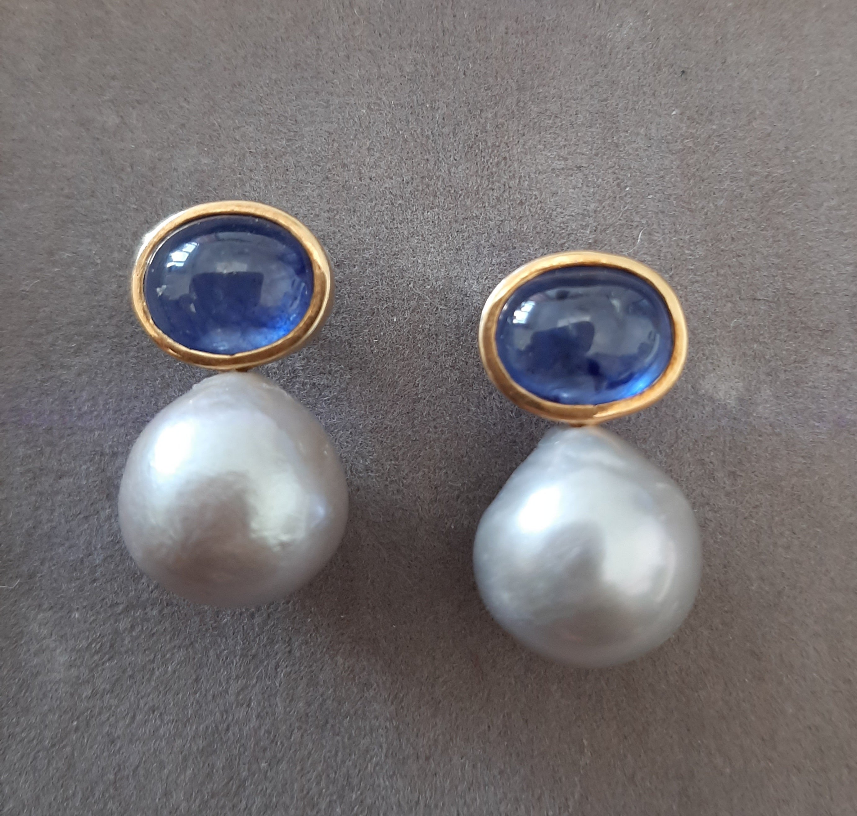 Boucles d'oreilles avec chaton en or jaune 14K, perles baroques grises, saphirs bleus ovales et cabochons
