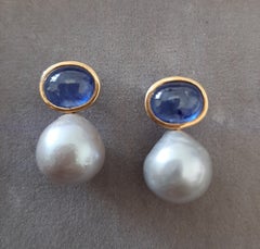 Boucles d'oreilles avec chaton en or jaune 14K, perles baroques grises, saphirs bleus ovales et cabochons