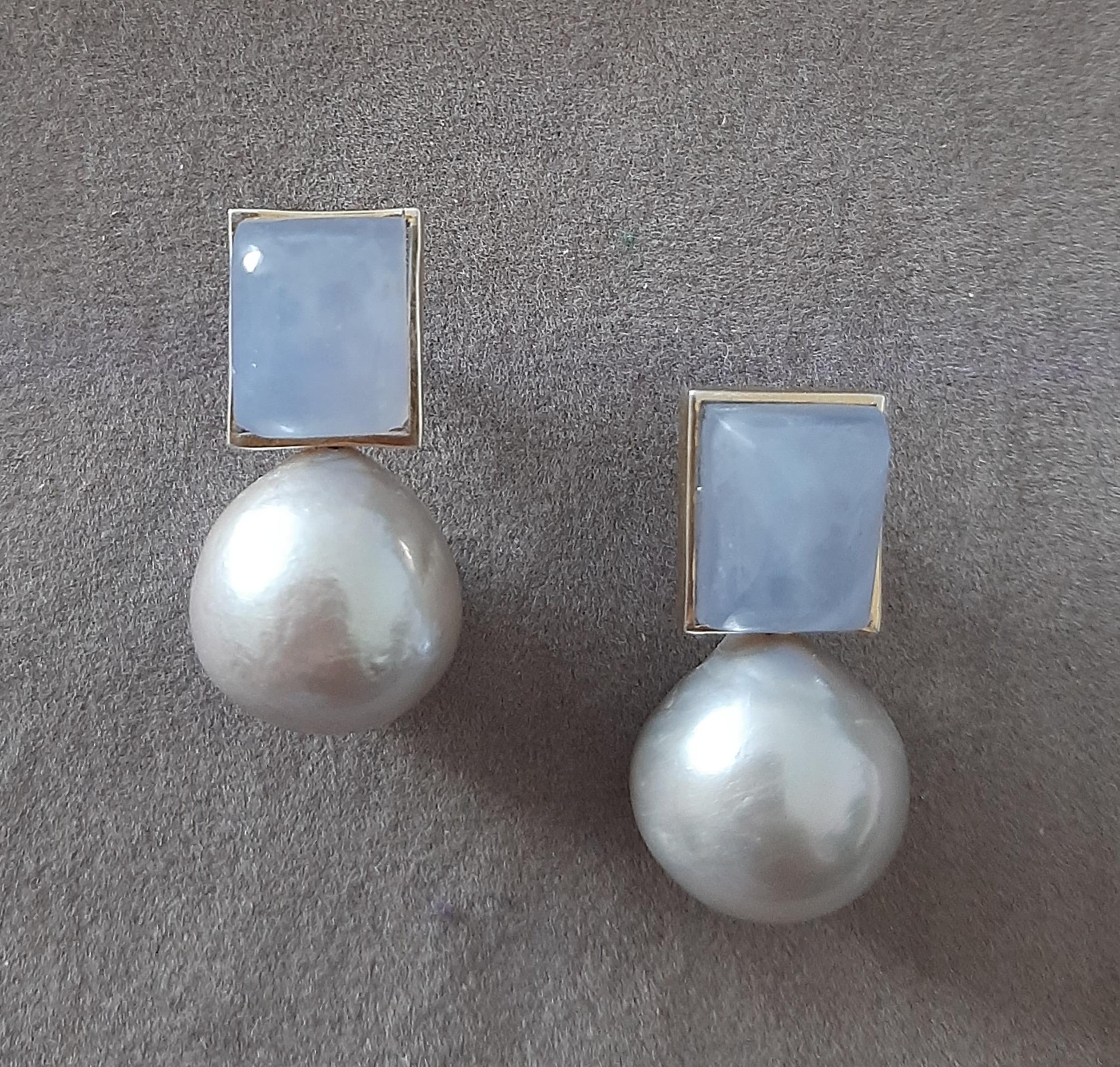 Graue Barockperlen Rechteckiger Chalcedon 14K Massiv Gold Lünette Ohrstecker im Angebot 7