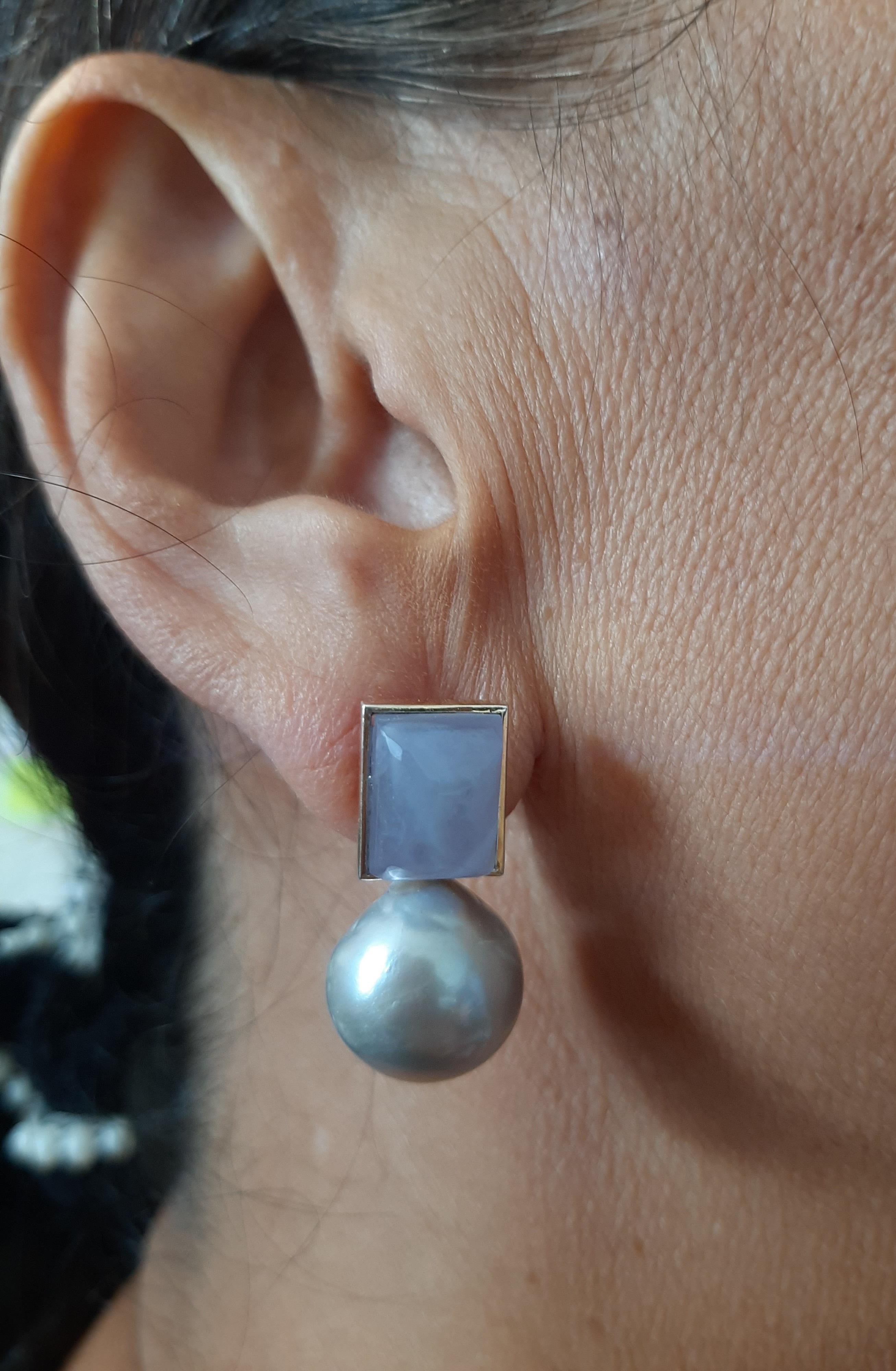 Diese einfache schicke und handgefertigte Ohrstecker haben ein Paar rechteckige Form Chalcedon Cabs Messung 9 x 11 mm und in massivem 14 Kt. Gelbgold Lünette auf der Oberseite und in den unteren Teilen 2 ausgezeichnete Glanz Grau Barock Perlen