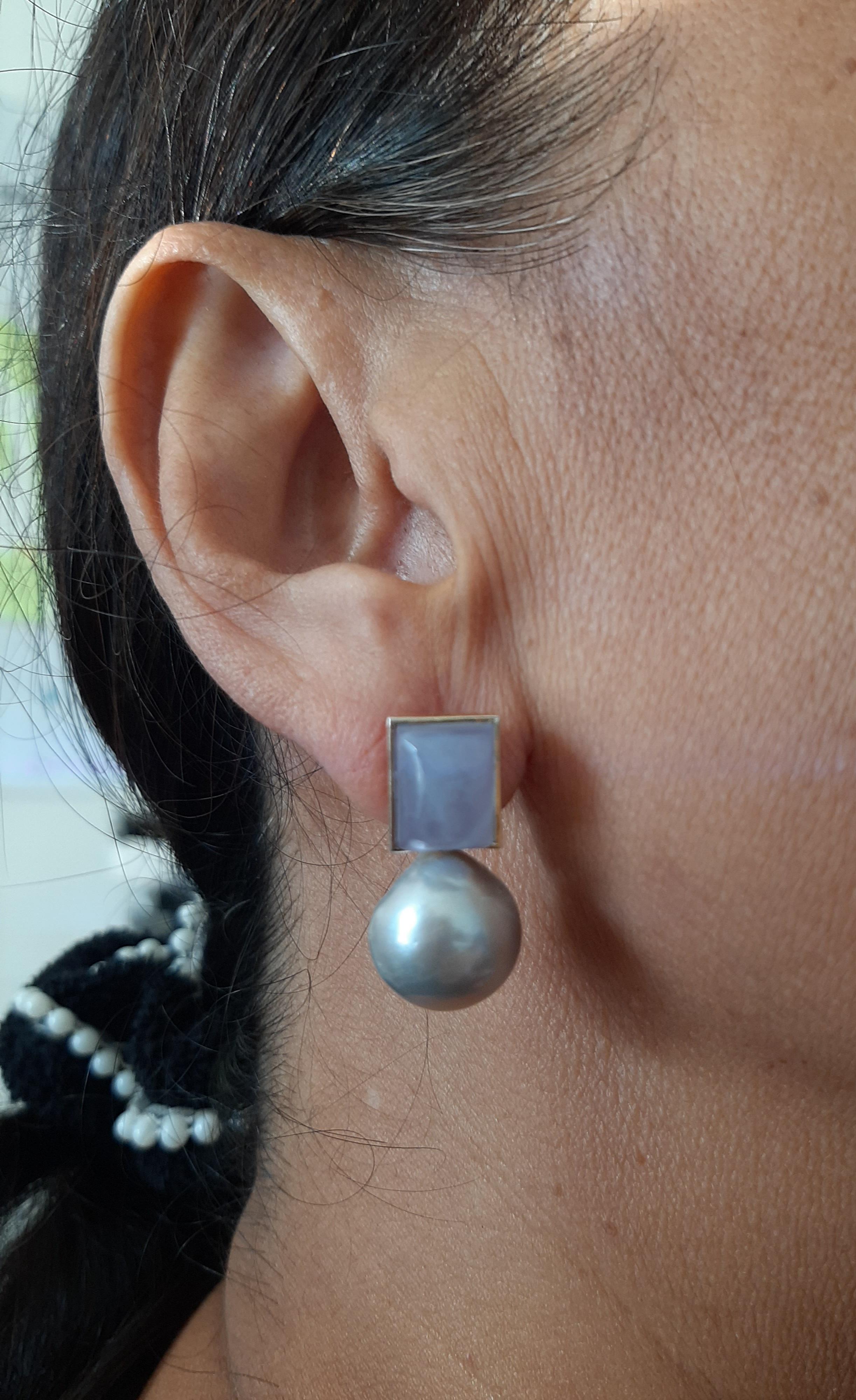 Graue Barockperlen Rechteckiger Chalcedon 14K Massiv Gold Lünette Ohrstecker (Kunsthandwerker*in) im Angebot