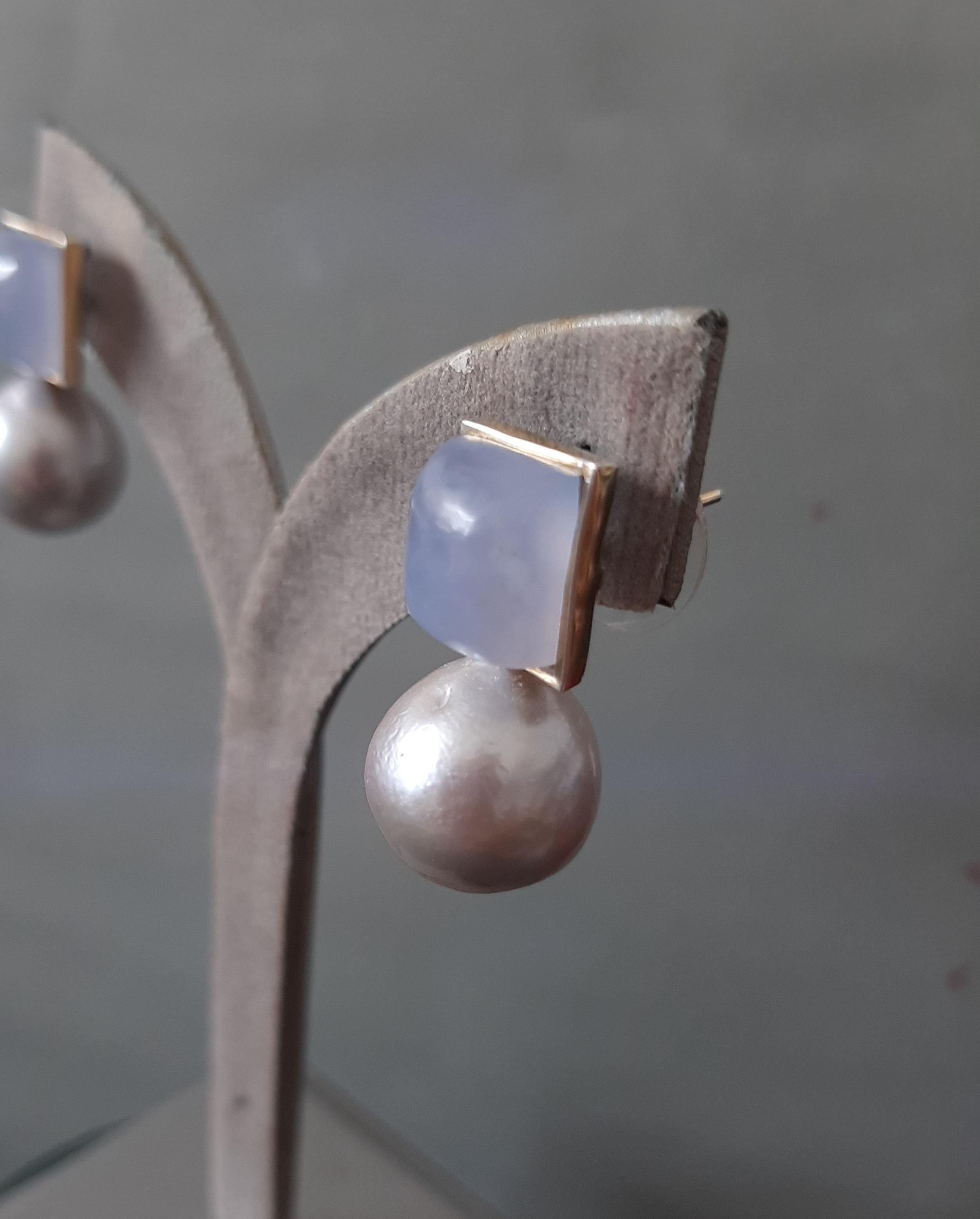 Graue Barockperlen Rechteckiger Chalcedon 14K Massiv Gold Lünette Ohrstecker (Gemischter Schliff) im Angebot