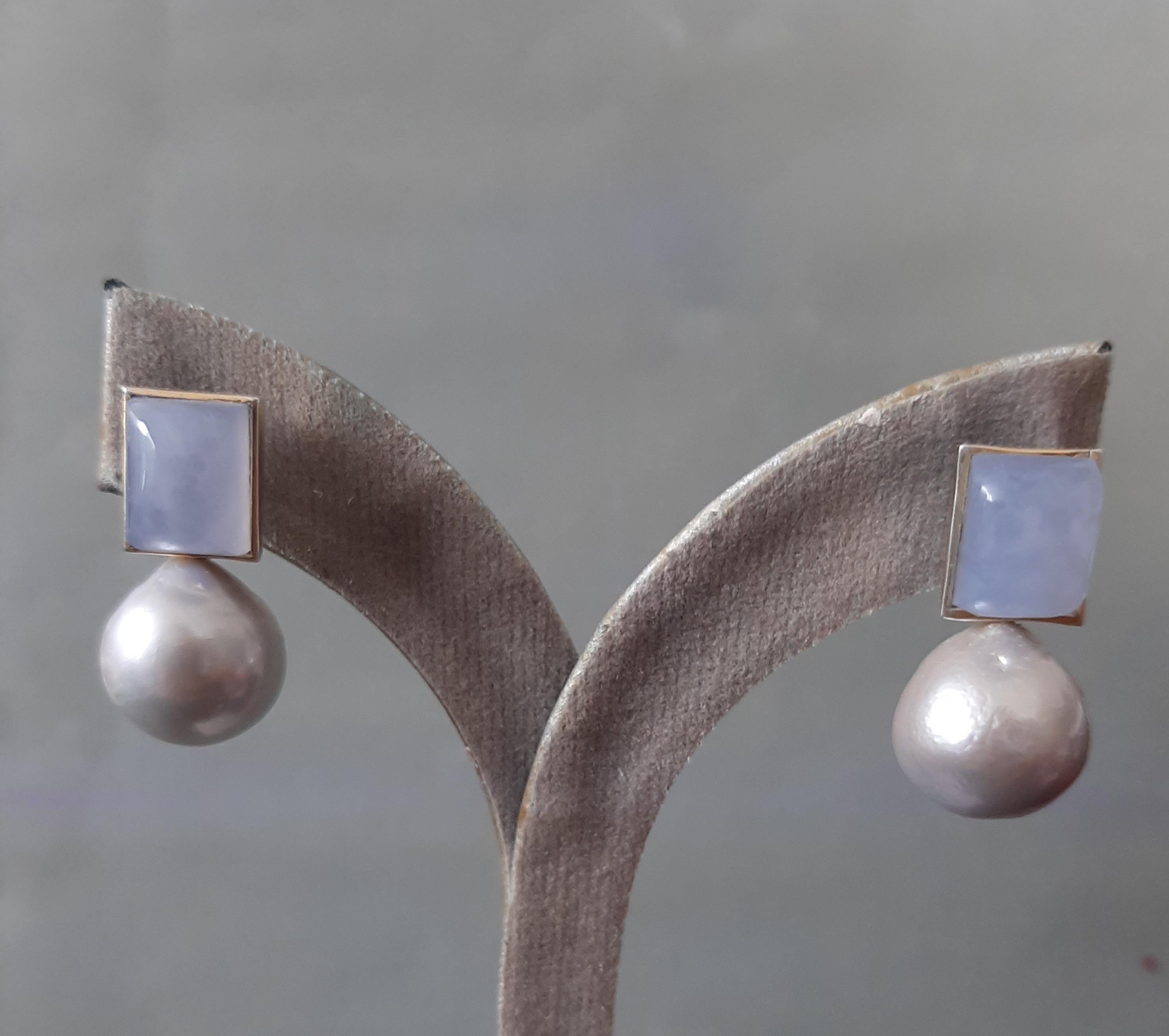 Graue Barockperlen Rechteckiger Chalcedon 14K Massiv Gold Lünette Ohrstecker im Zustand „Neu“ im Angebot in Bangkok, TH