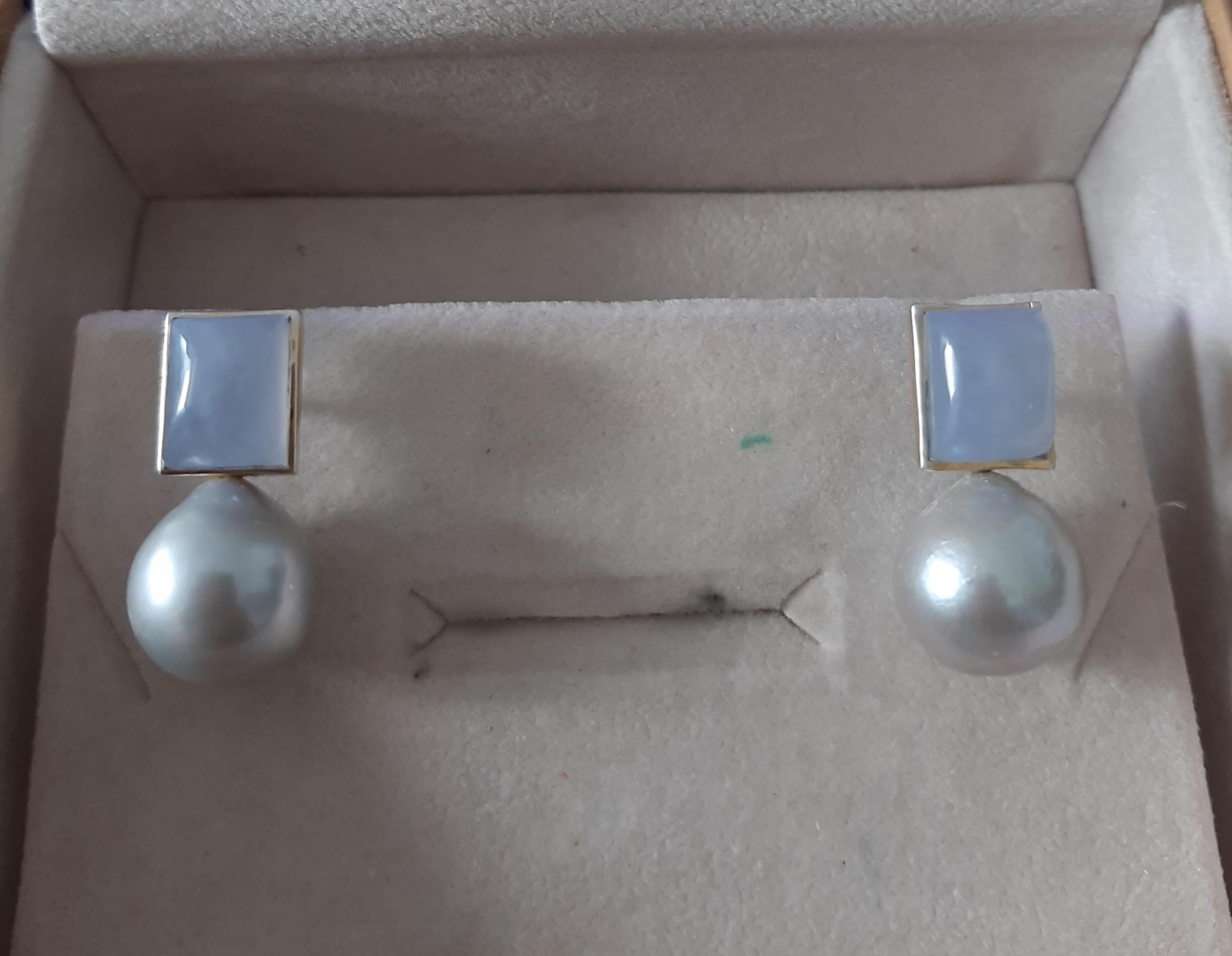 Graue Barockperlen Rechteckiger Chalcedon 14K Massiv Gold Lünette Ohrstecker im Angebot 1