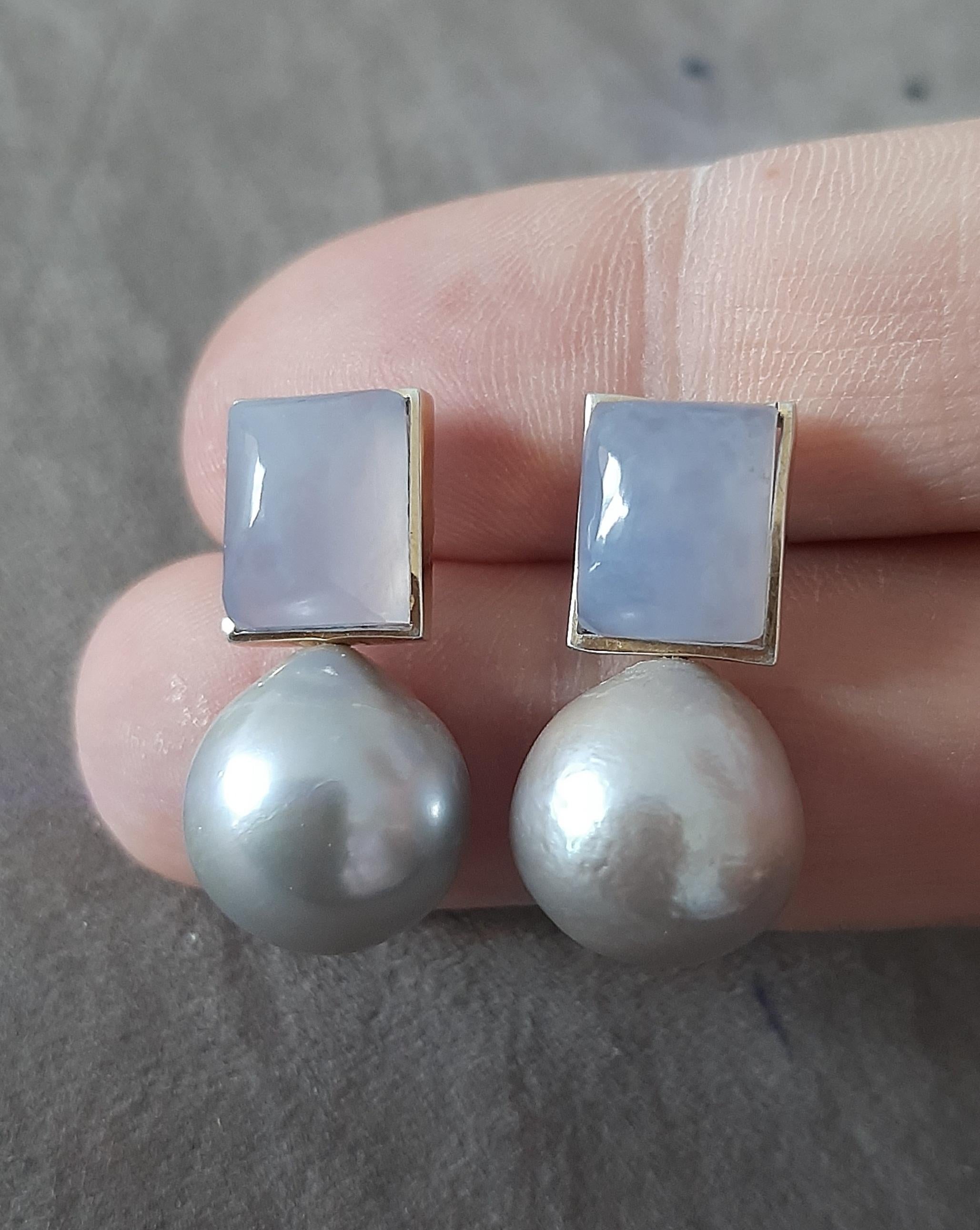 Graue Barockperlen Rechteckiger Chalcedon 14K Massiv Gold Lünette Ohrstecker im Angebot 3