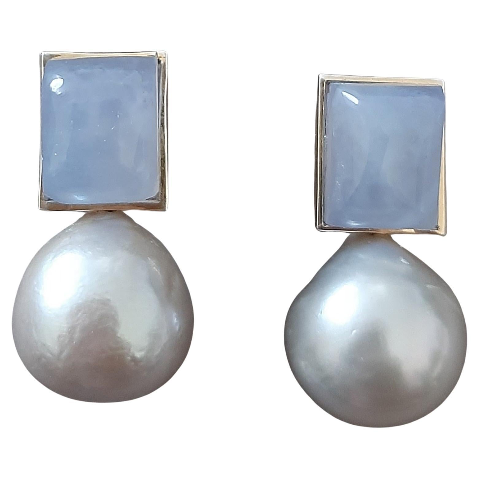 Graue Barockperlen Rechteckiger Chalcedon 14K Massiv Gold Lünette Ohrstecker im Angebot