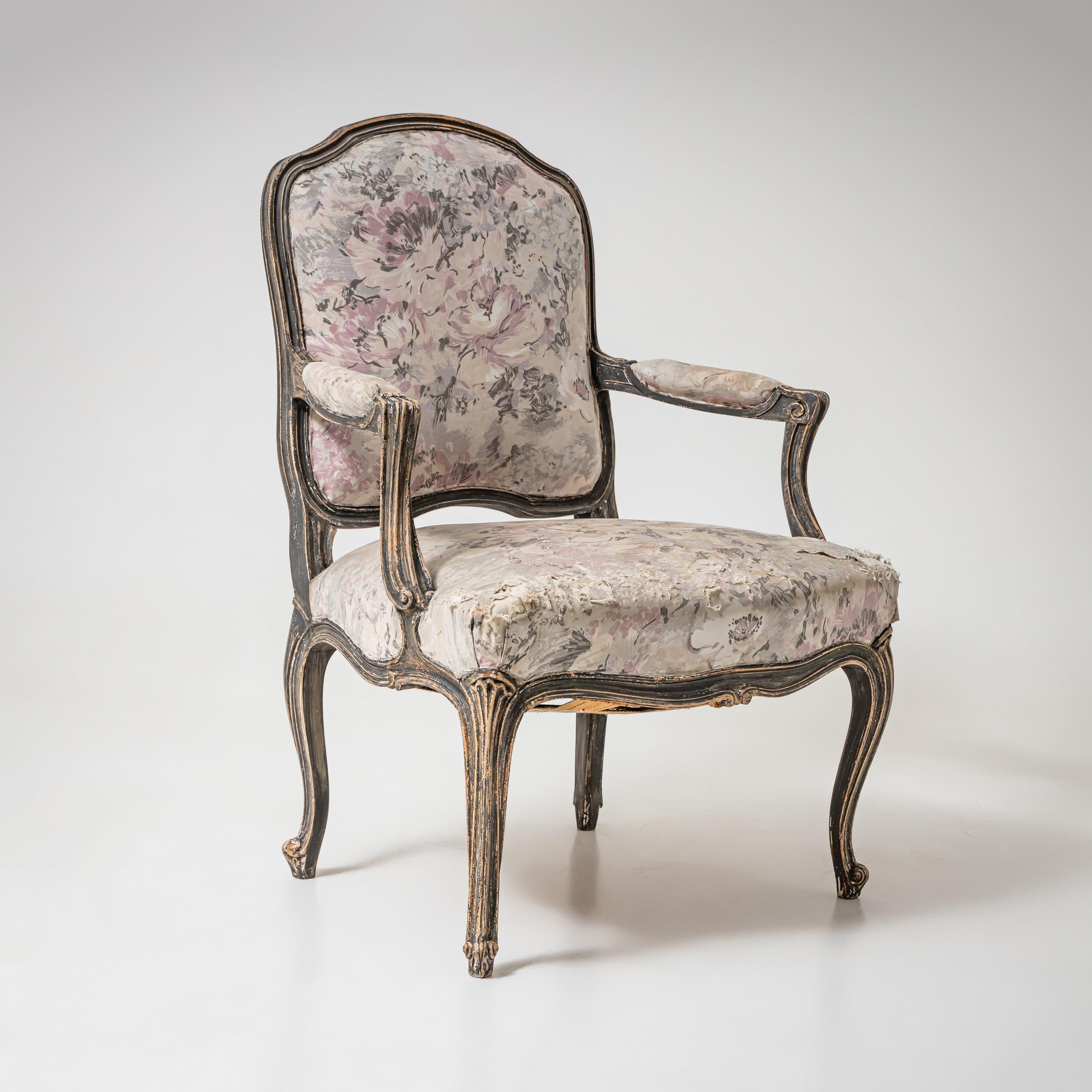 Elegante poltrona in stile barocco con struttura in legno curvato e imbottitura floreale in tonalità pastello. Il telaio è stato sottoposto a una nuova patina grigia.