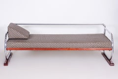 Divano Bauhaus grigio realizzato negli anni '30 in Cechia da Robert Slezak, disegnato da Thonet