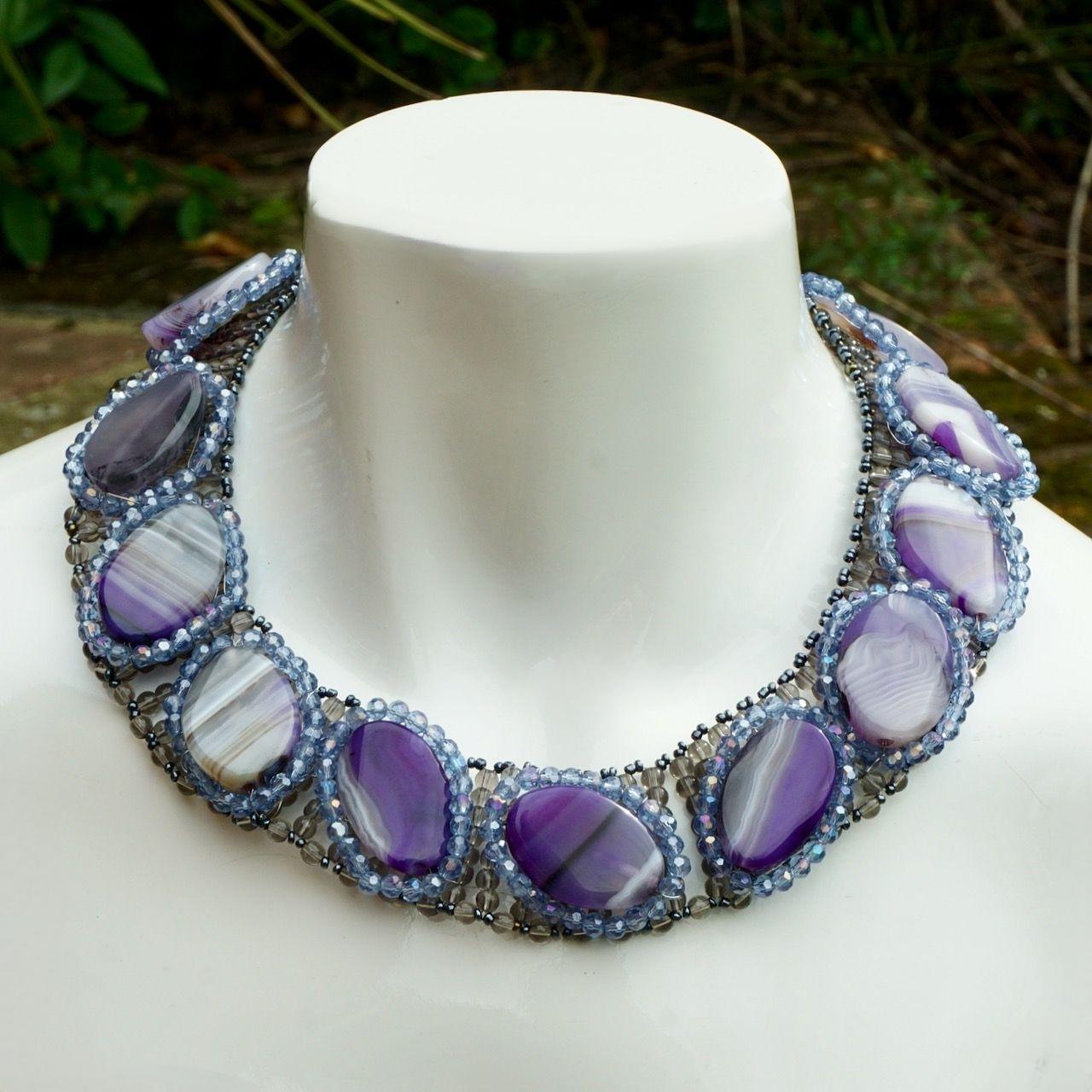 Splendido collare / collana di perline grigie, con ametiste ovali e perline blu aurora boreale. Misura una lunghezza interna di circa 39 cm per una larghezza di 3,2 cm, più un'estensione di 5,5 cm.

Questa bellissima collana di ametista è un pezzo