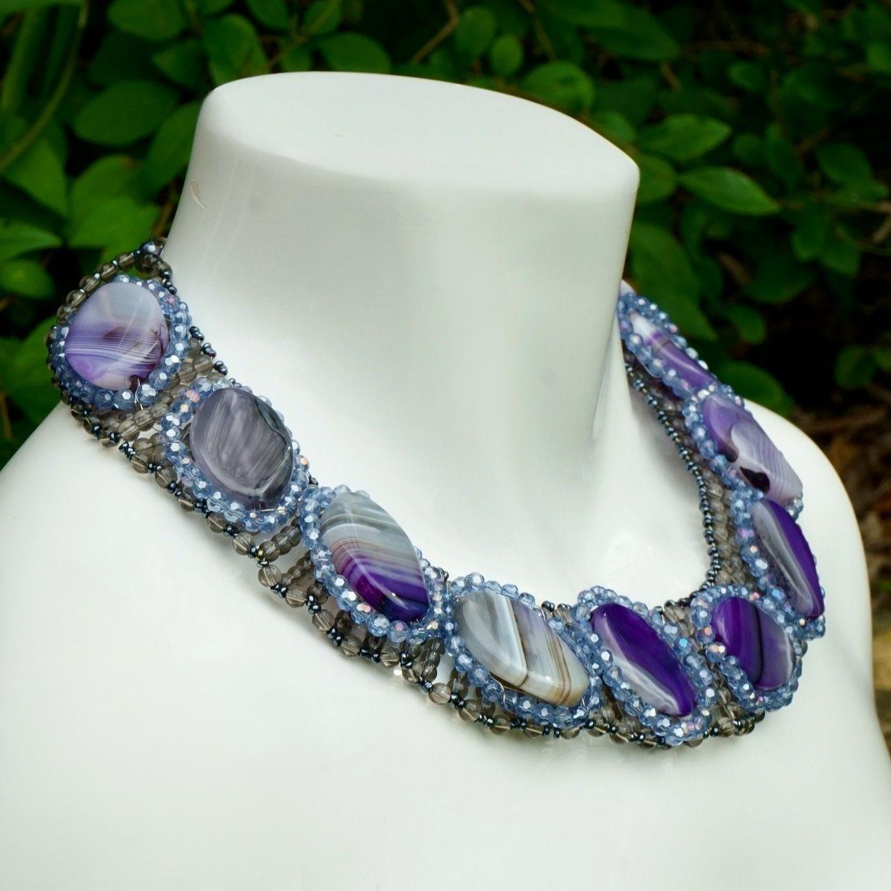 Taglio ovale Collare / Collana di perline grigie con ametiste ovali e perline blu Aurora Boreale in vendita