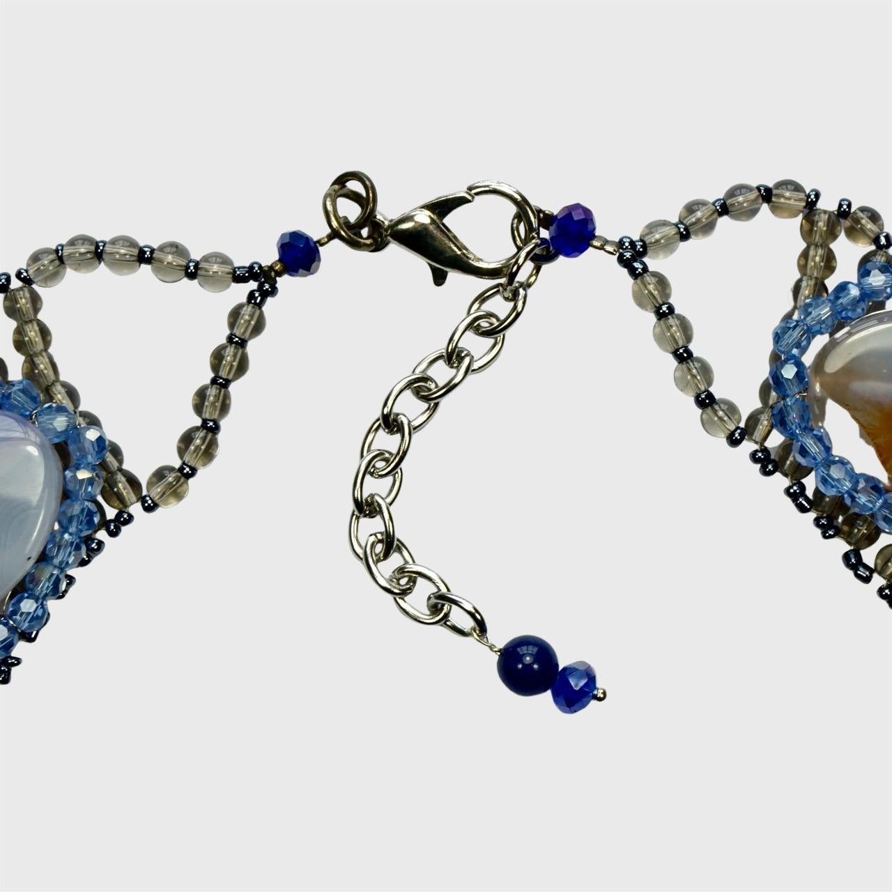 Collare / Collana di perline grigie con ametiste ovali e perline blu Aurora Boreale in vendita 1