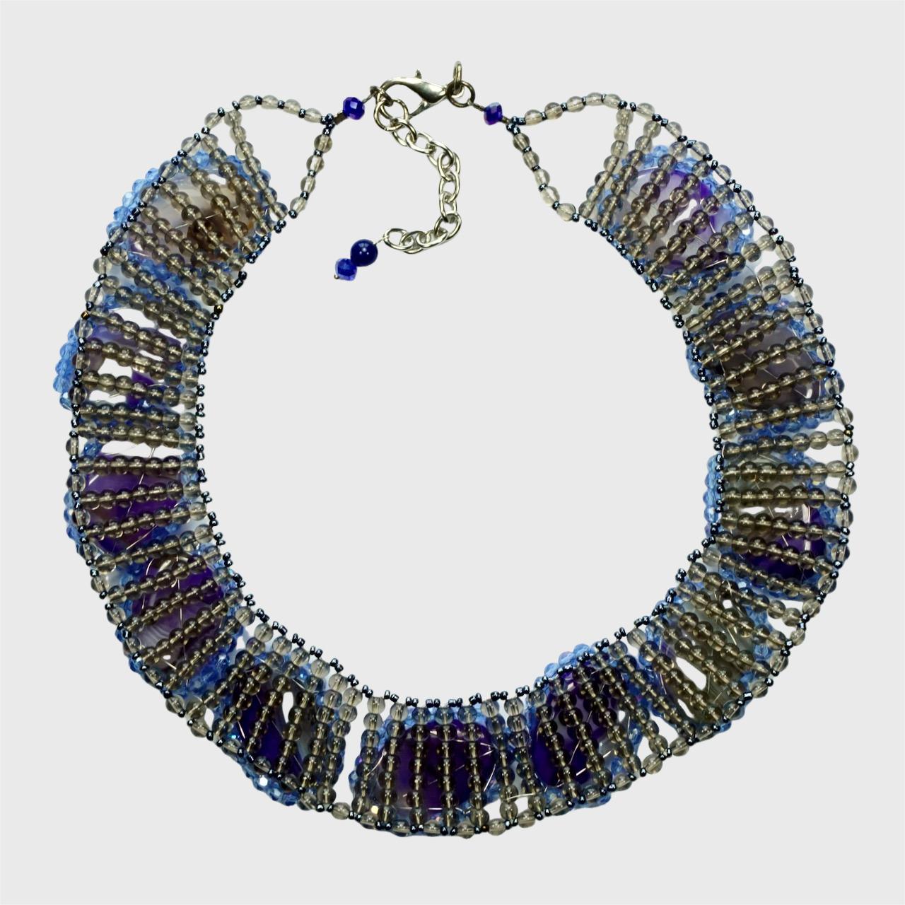 Collare / Collana di perline grigie con ametiste ovali e perline blu Aurora Boreale in vendita 2