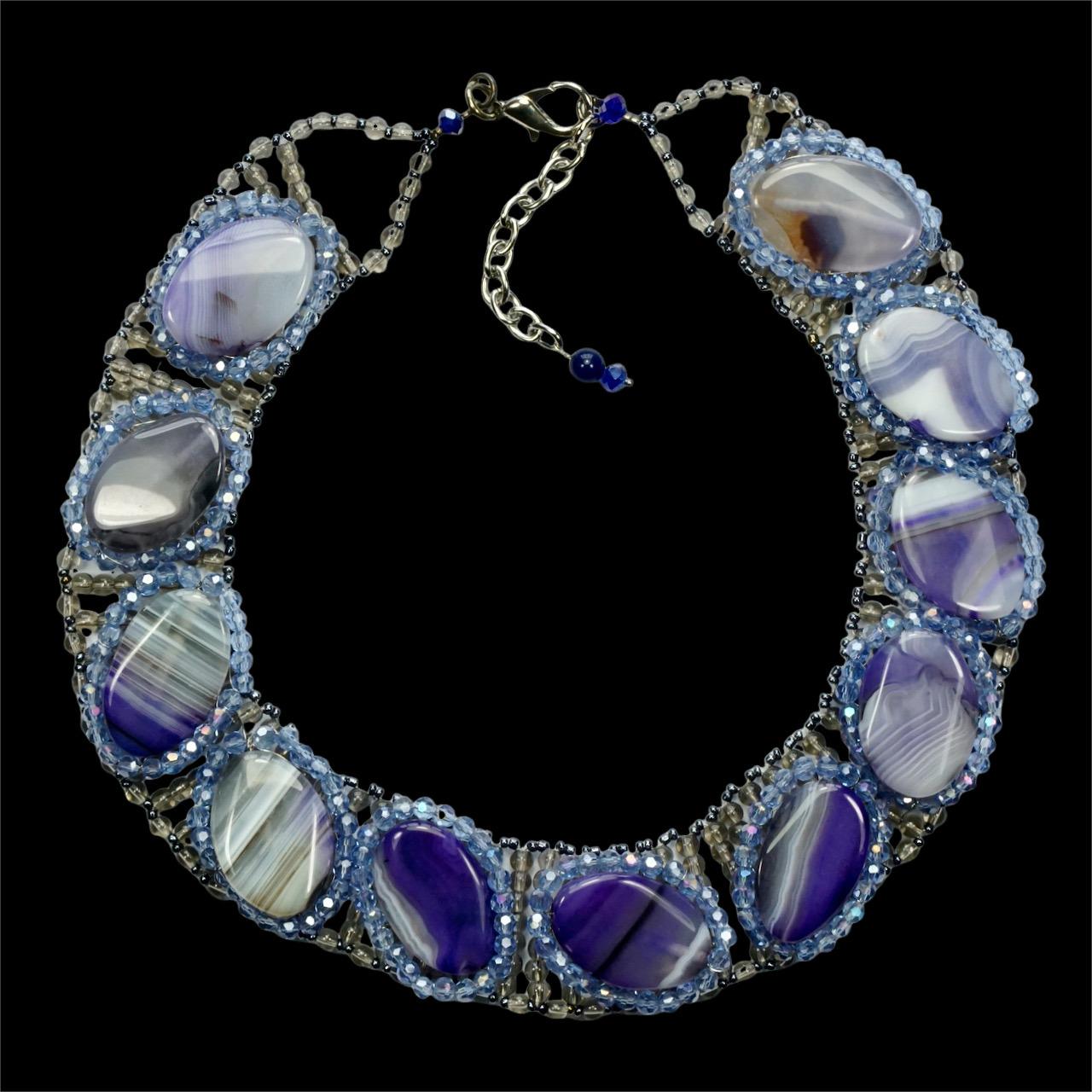 Collare / Collana di perline grigie con ametiste ovali e perline blu Aurora Boreale in vendita 3