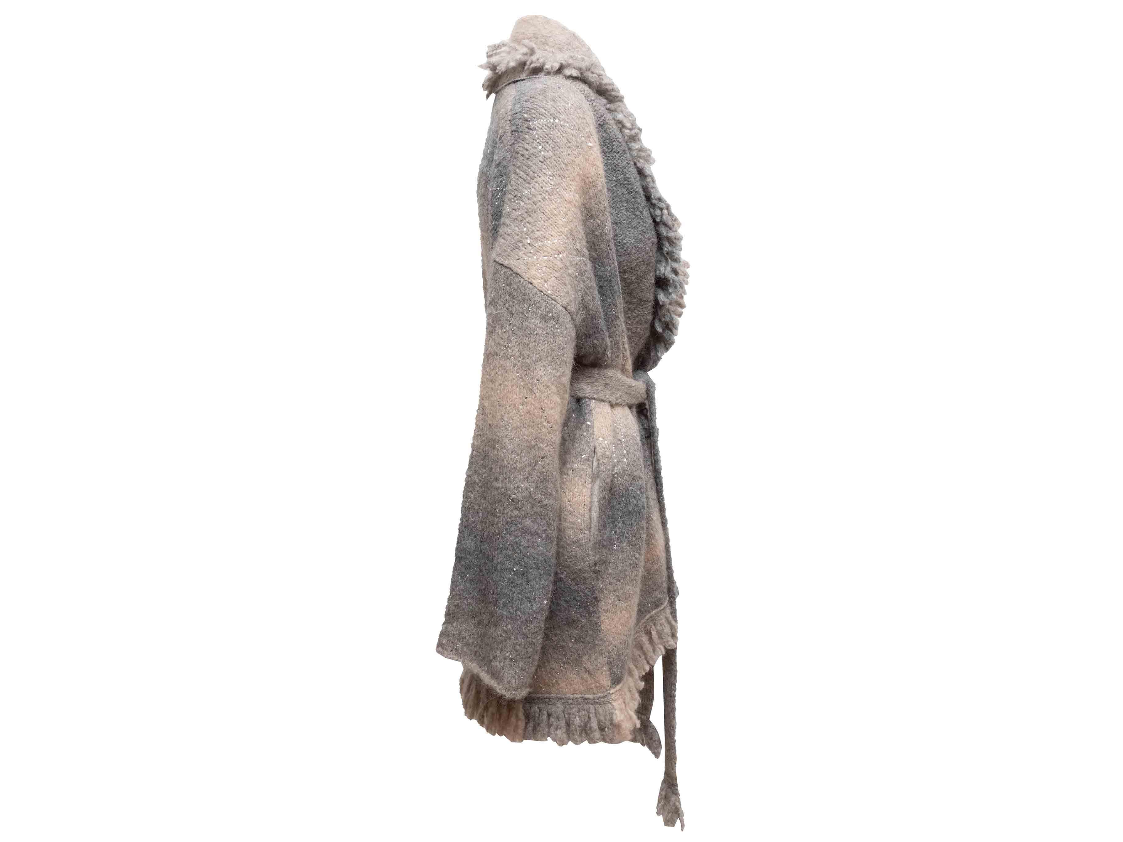 Cardigan en alpaga gris et beige orné de cristaux, par Alanui. Col châle bordé de franges. Fermeture à l'aide d'une ceinture à la taille. Poitrine de 40