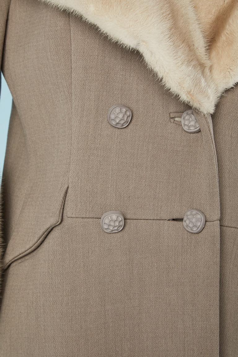 Grey-beige double-breasted 1950's wool coat with mink collar and cuffs STEVENS  In Excellent Condition In Saint-Ouen-Sur-Seine, FR