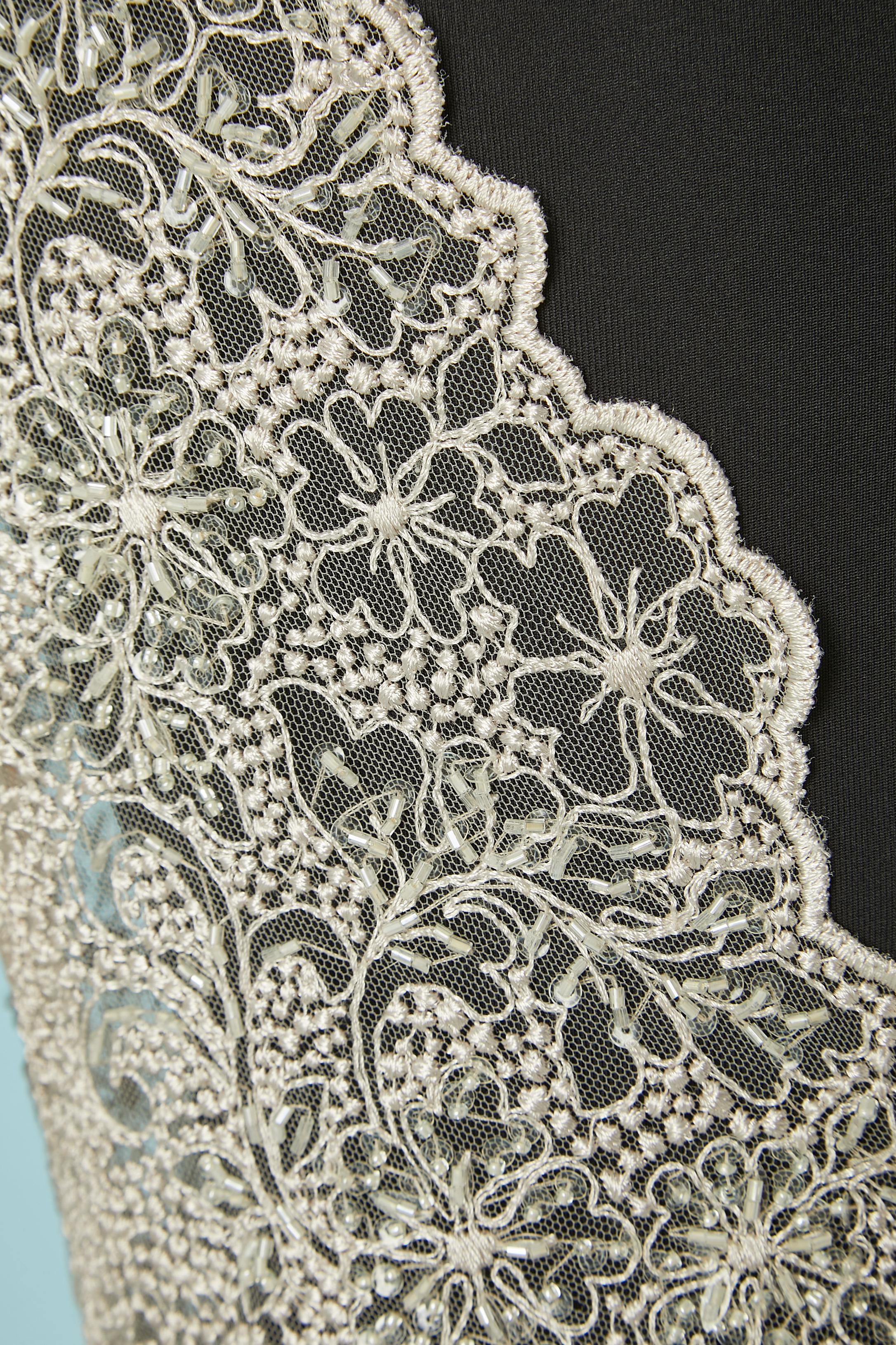Grau-beiges, durchsichtiges Cocktailkleid aus perlenbesetzter Tüllspitze ROBERTO CAVALLI im Angebot 2