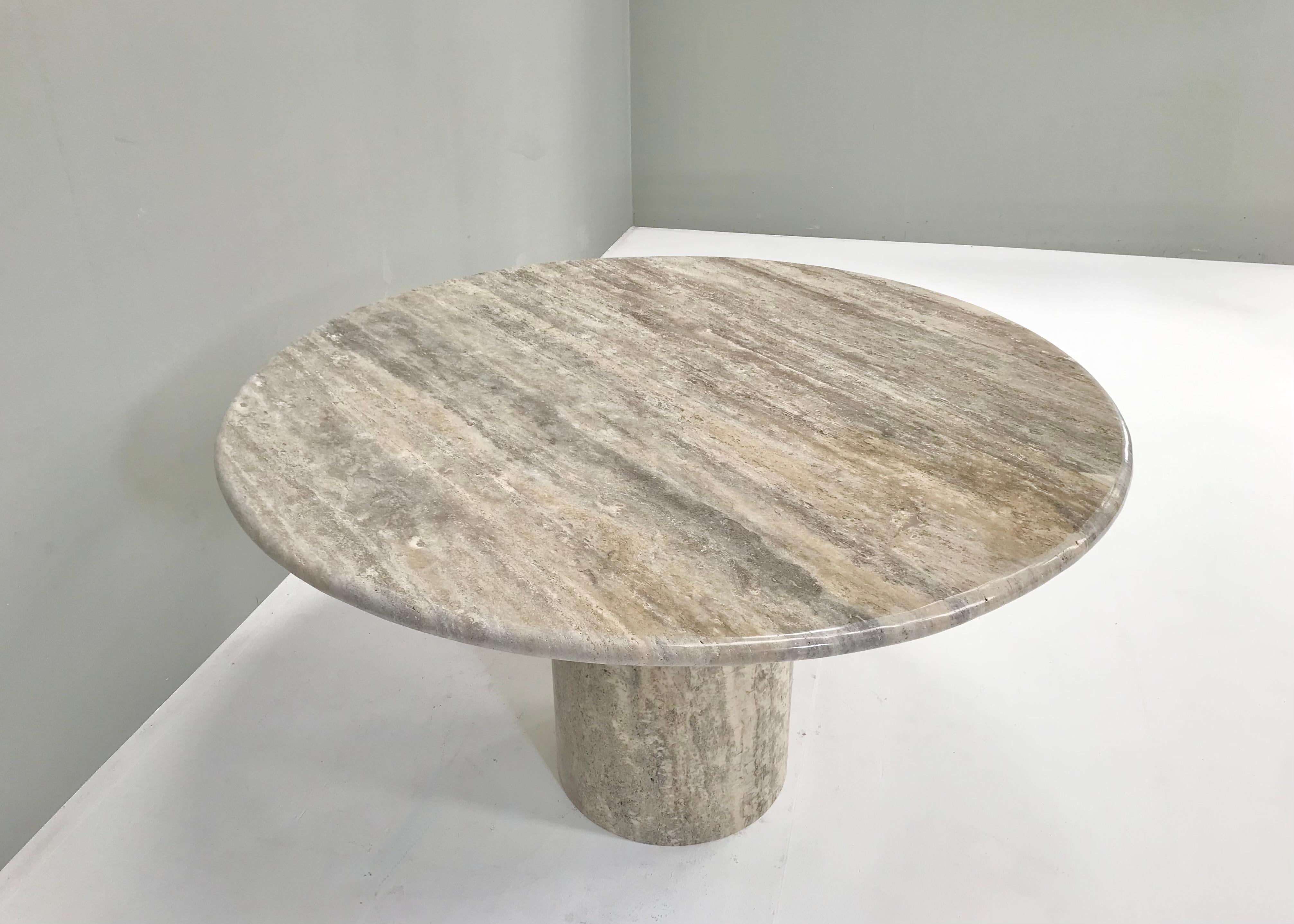 Grey / Beige Travertine Round Dining Table In Excellent Condition For Sale In Pijnacker, Zuid-Holland