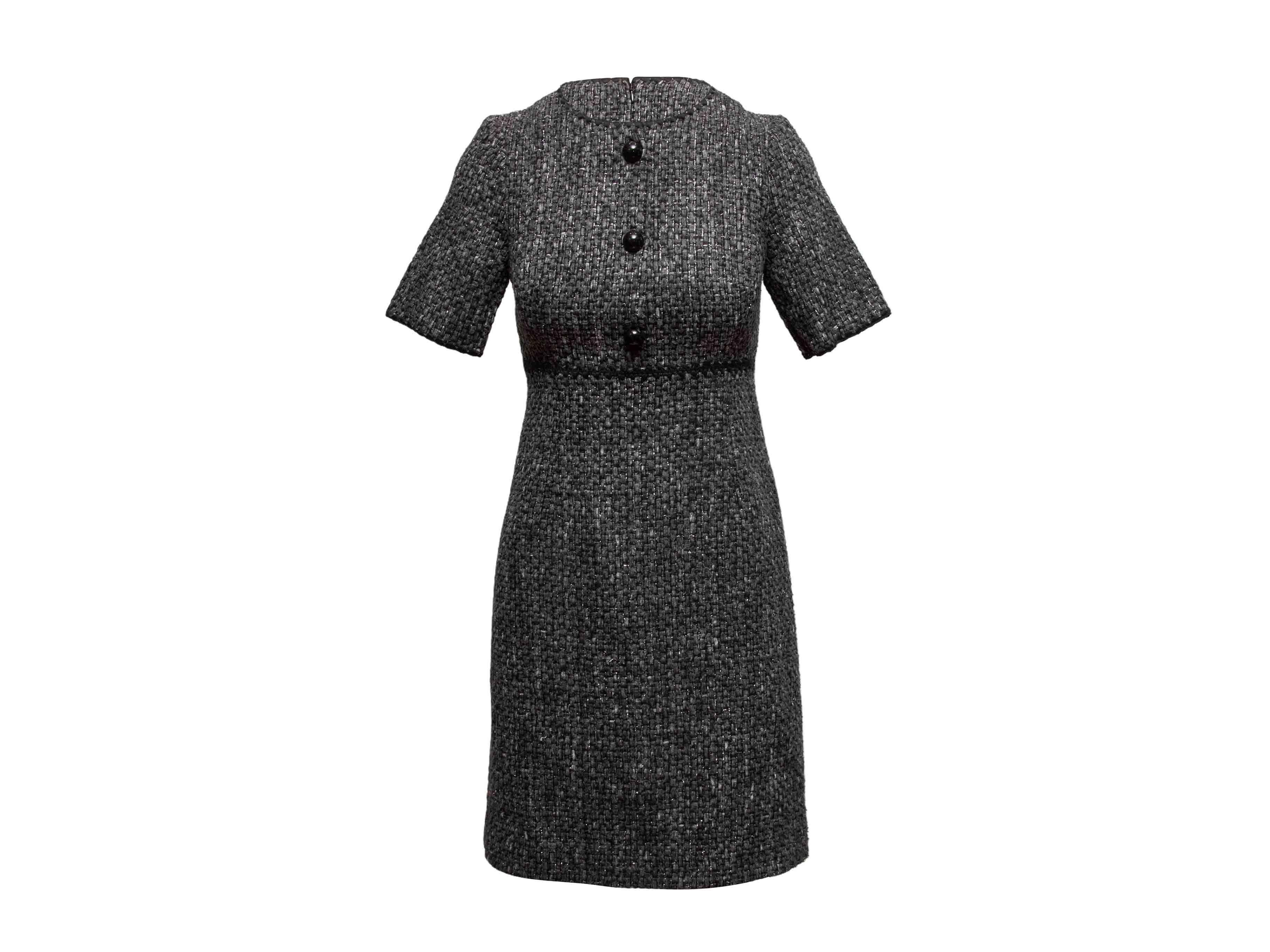 Kurzärmeliges, knielanges Kleid aus grauem und schwarzem Tweed von Blumarine. Rundhalsausschnitt. Knopfakzente am Mieder vorne. Reißverschluss am Rücken. 31