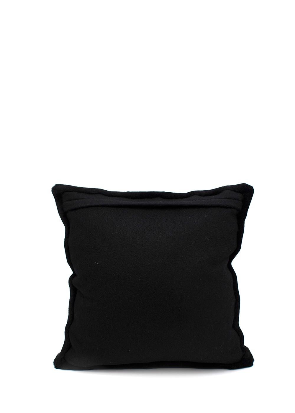 Chanel Grey & Black CC Shearling & Cashmere Pillow

- Shearling front with CC logo in grey and black hues
- Soft cashmere felt back
- Concealed top zip and removable cushion pad

Materials
100% Sheep Shearling
100% Cashmere
Pillow
Outer 100% Cotton