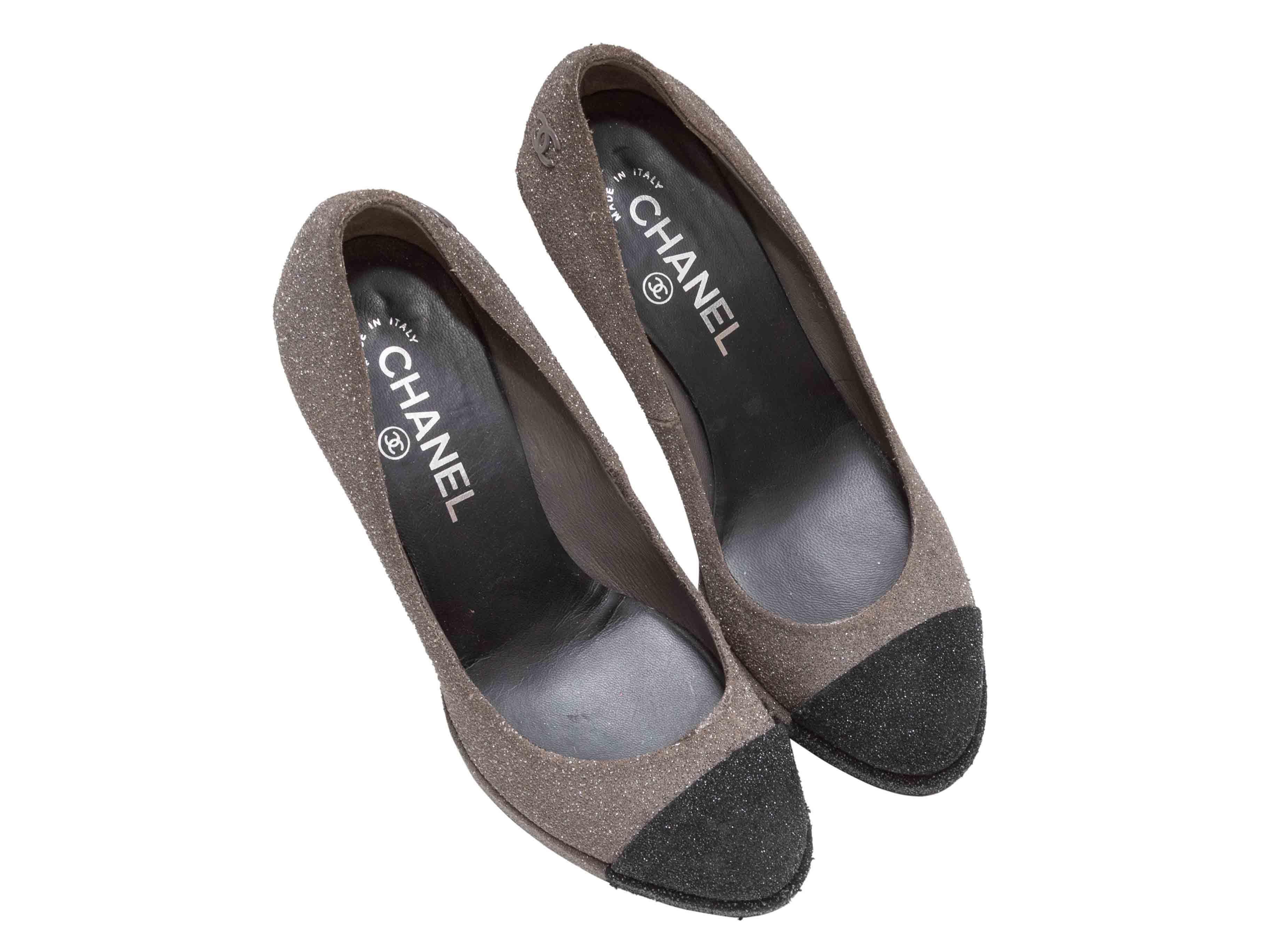 Escarpins à semelle compensée gris et noir de Chanel. Hauteur de la plateforme 0,9