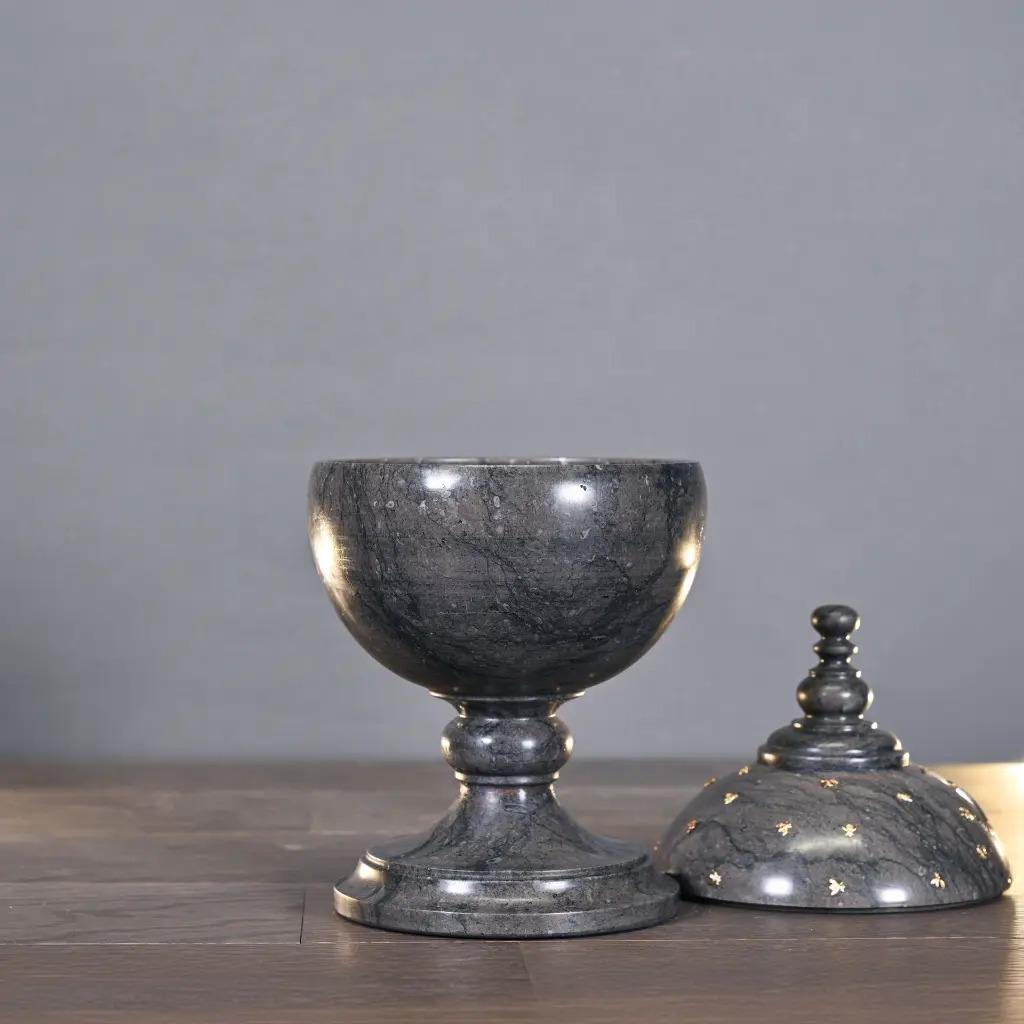 Intagliato a mano Urna in marmo grigio/nero con api dorate, stile Impero Classico in vendita