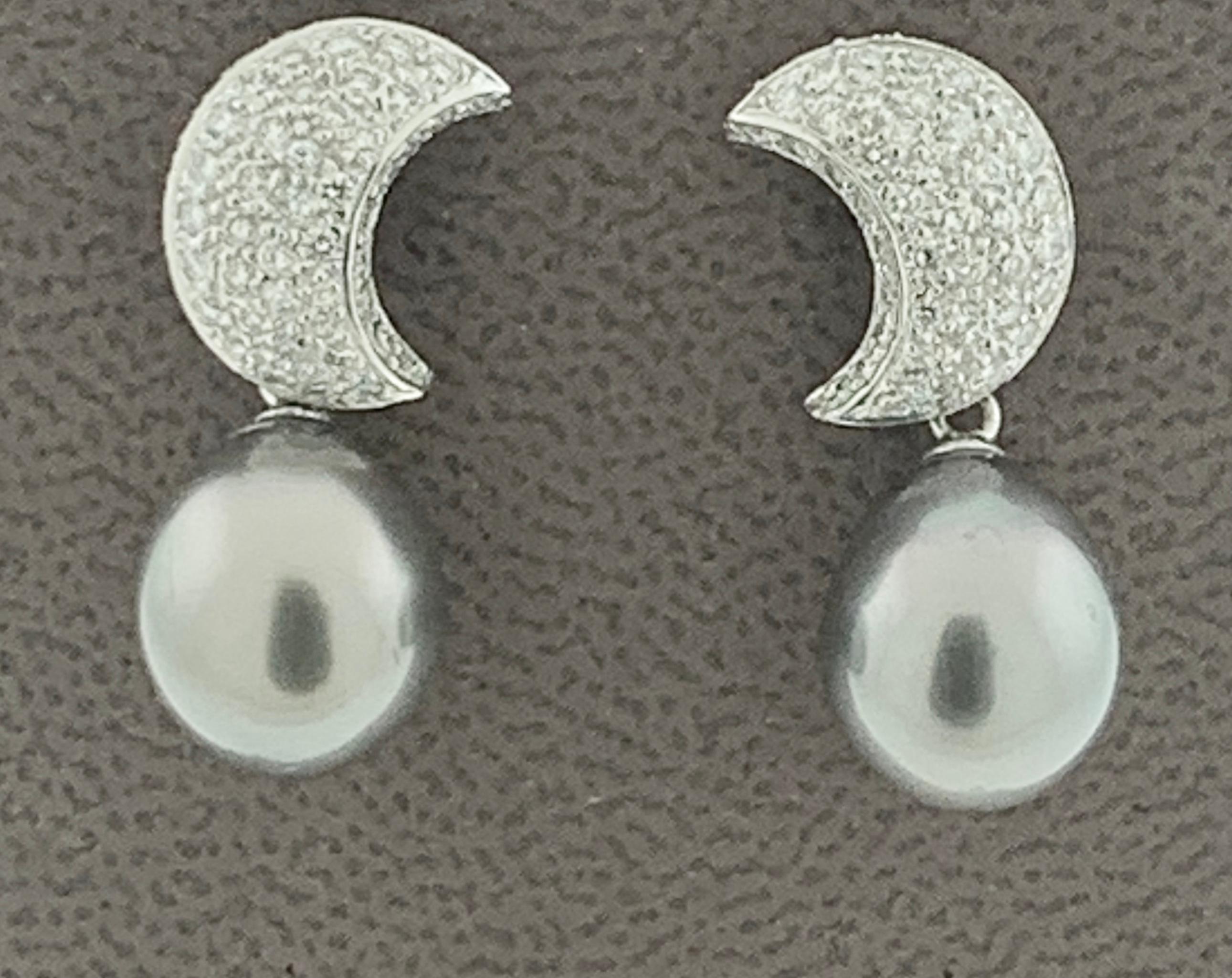 Grey Black Tahitian Cocktail Dangling Earrings with Diamonds 18 Karat White Gold In Excellent Condition For Sale In New York, NY