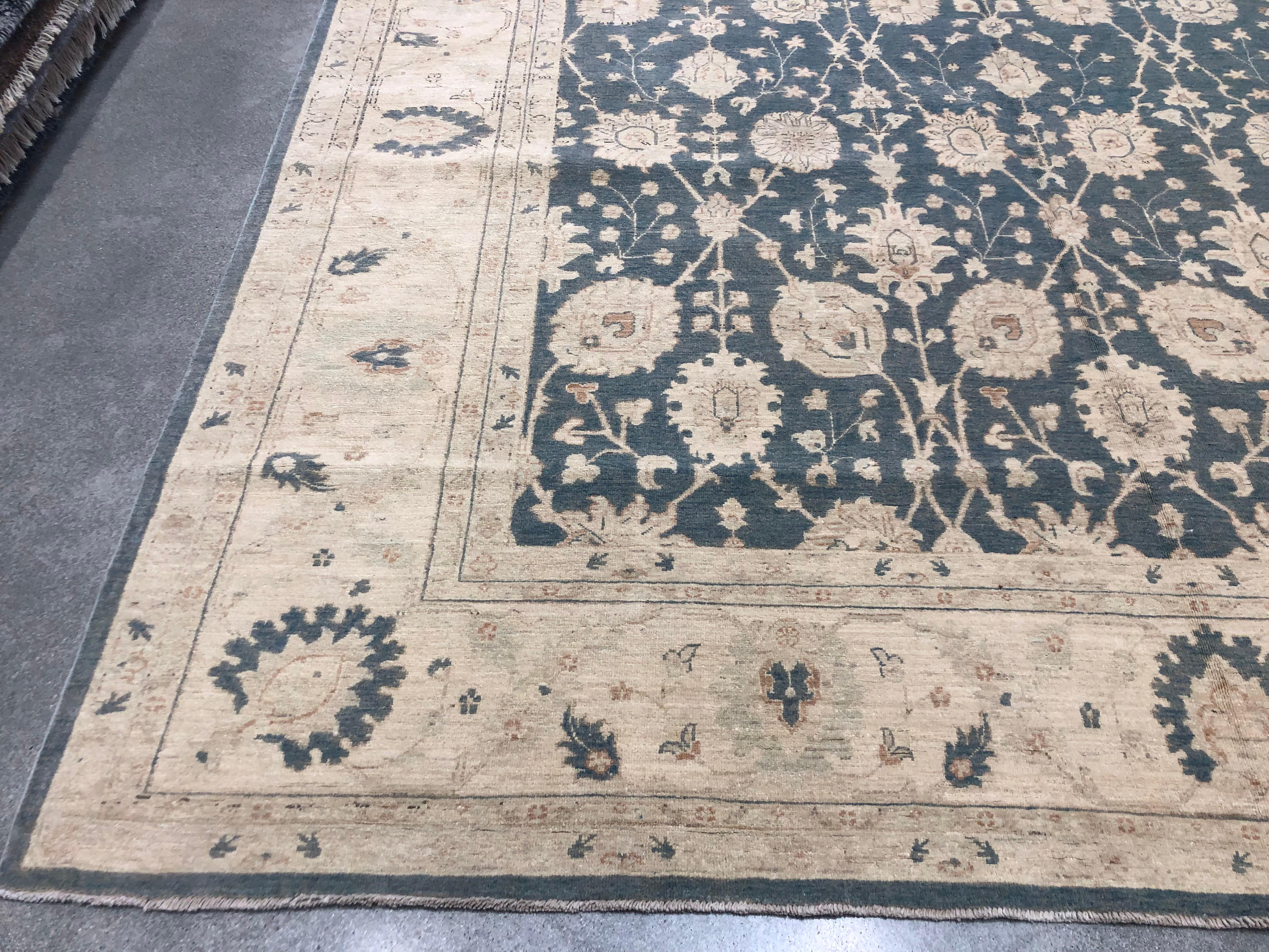 Ein elegantes und anmutiges Beispiel für einen Teppich im traditionellen Stil mit einem aufwendig gewebten Blumenmuster vor einer großen Mittelwand und einer breiten Bordüre. Strapazierfähige Konstruktion aus Wolle. Handgeknüpft in Pakistan.