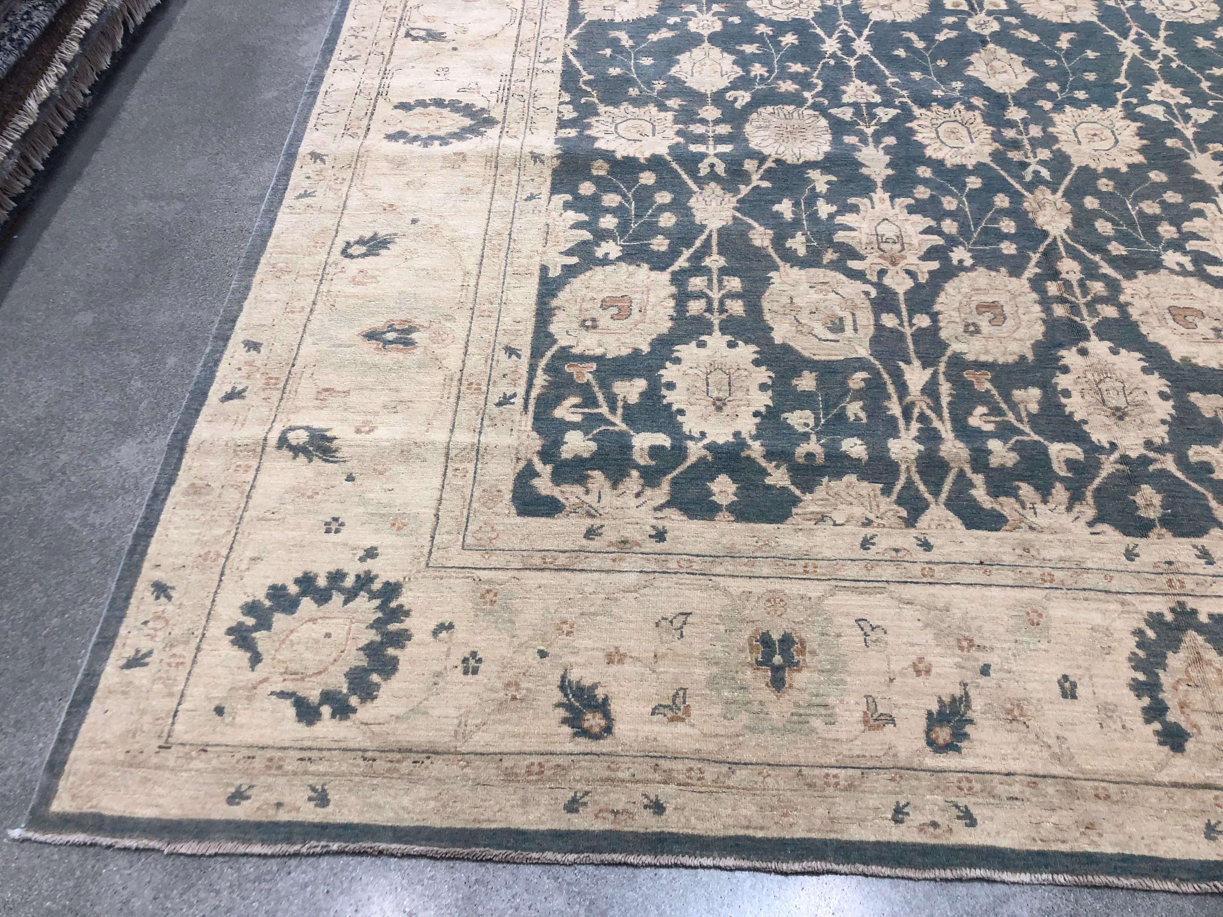 Pakistanischer Wollteppich im traditionellen Stil aus Pakistan in Grau, Blau und Beige (Handgeknüpft) im Angebot