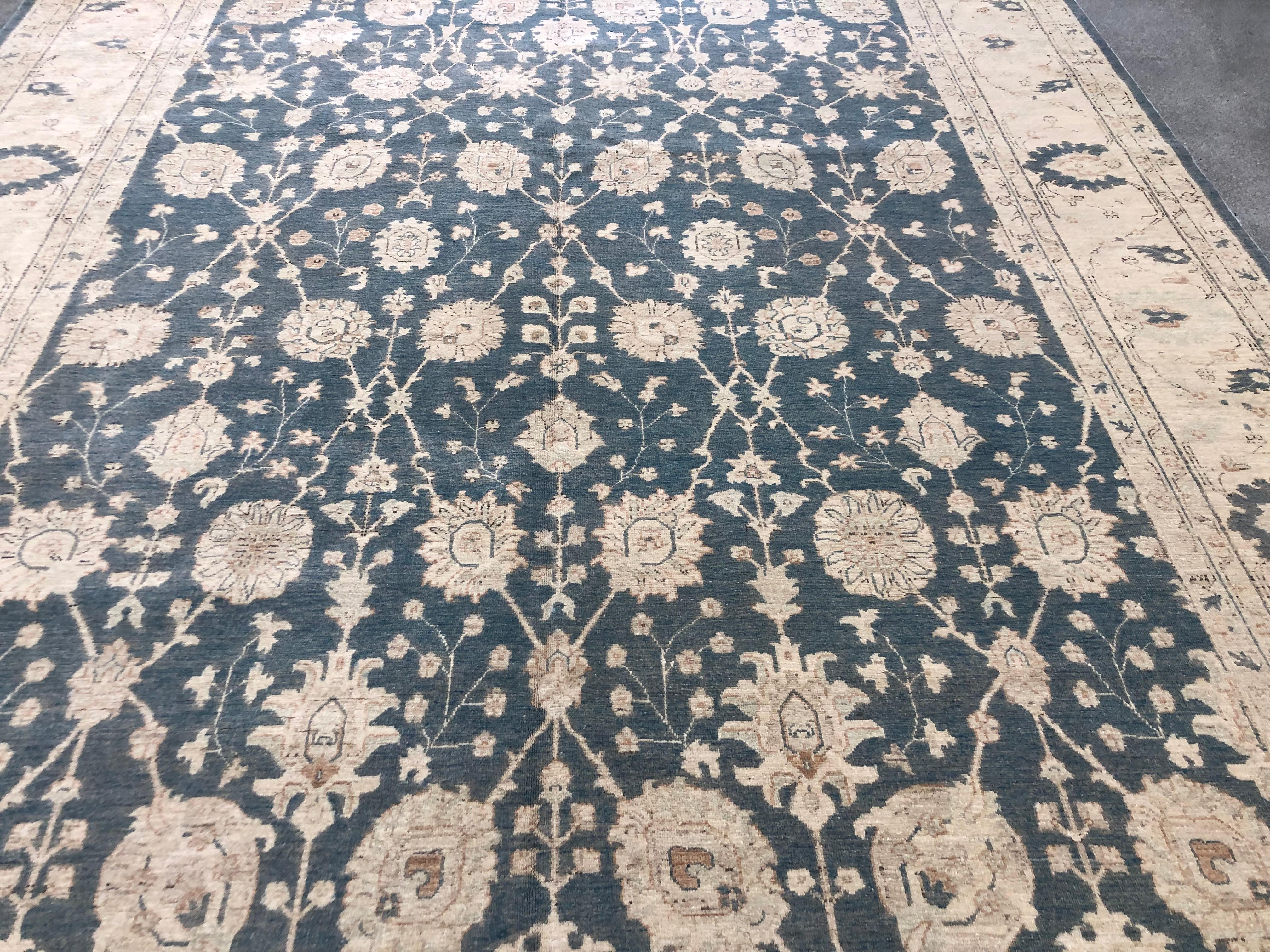 Pakistanischer Wollteppich im traditionellen Stil aus Pakistan in Grau, Blau und Beige im Zustand „Neu“ im Angebot in West Hollywood, CA