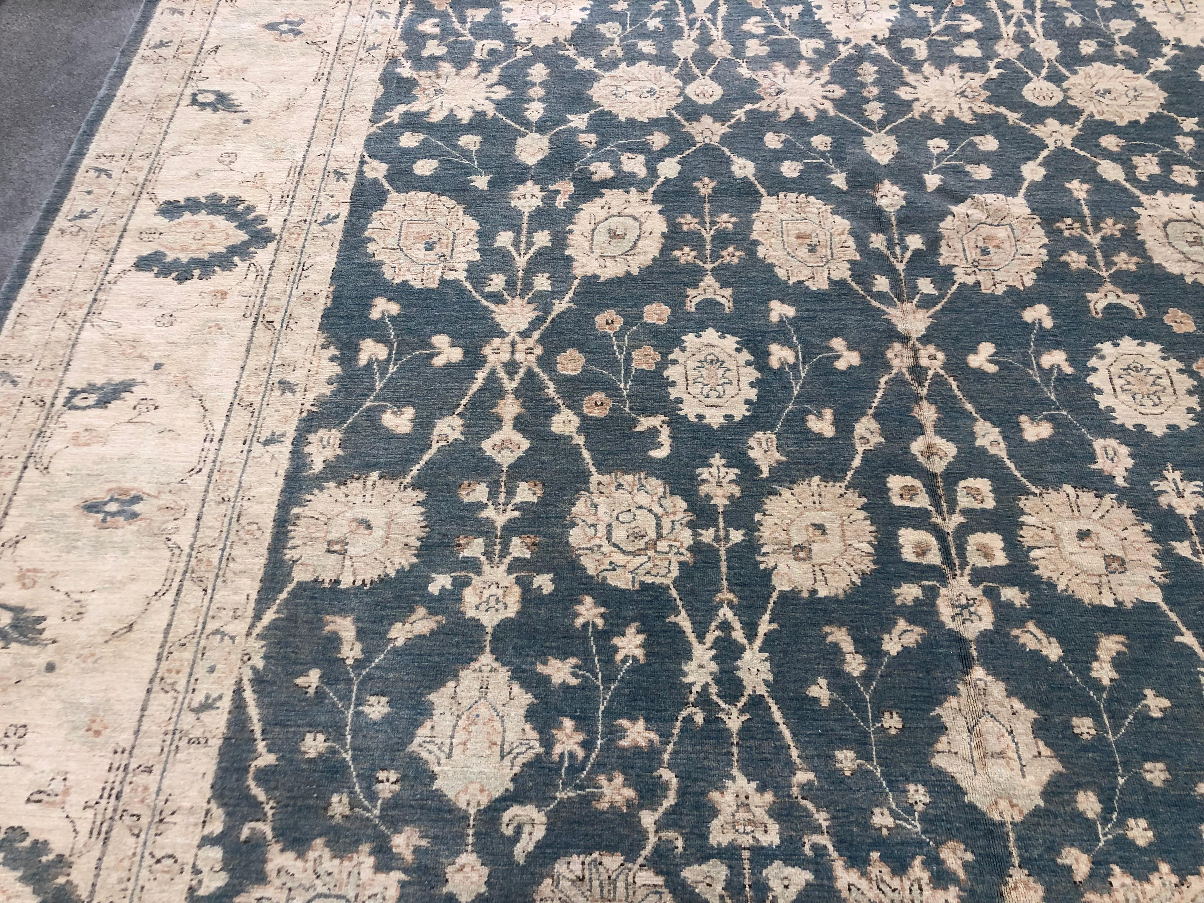 Pakistanischer Wollteppich im traditionellen Stil aus Pakistan in Grau, Blau und Beige (21. Jahrhundert und zeitgenössisch) im Angebot