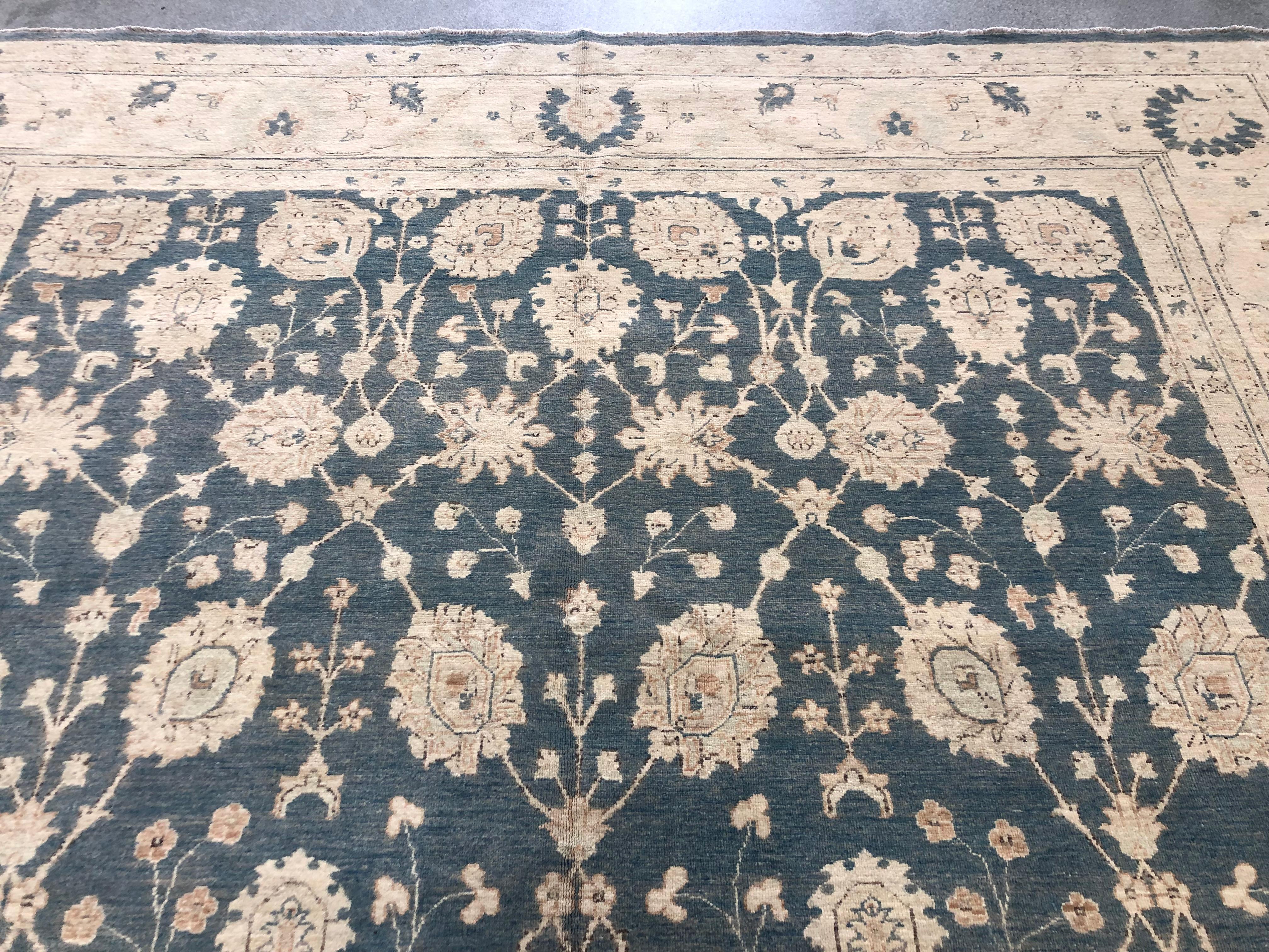Pakistanischer Wollteppich im traditionellen Stil aus Pakistan in Grau, Blau und Beige (Wolle) im Angebot
