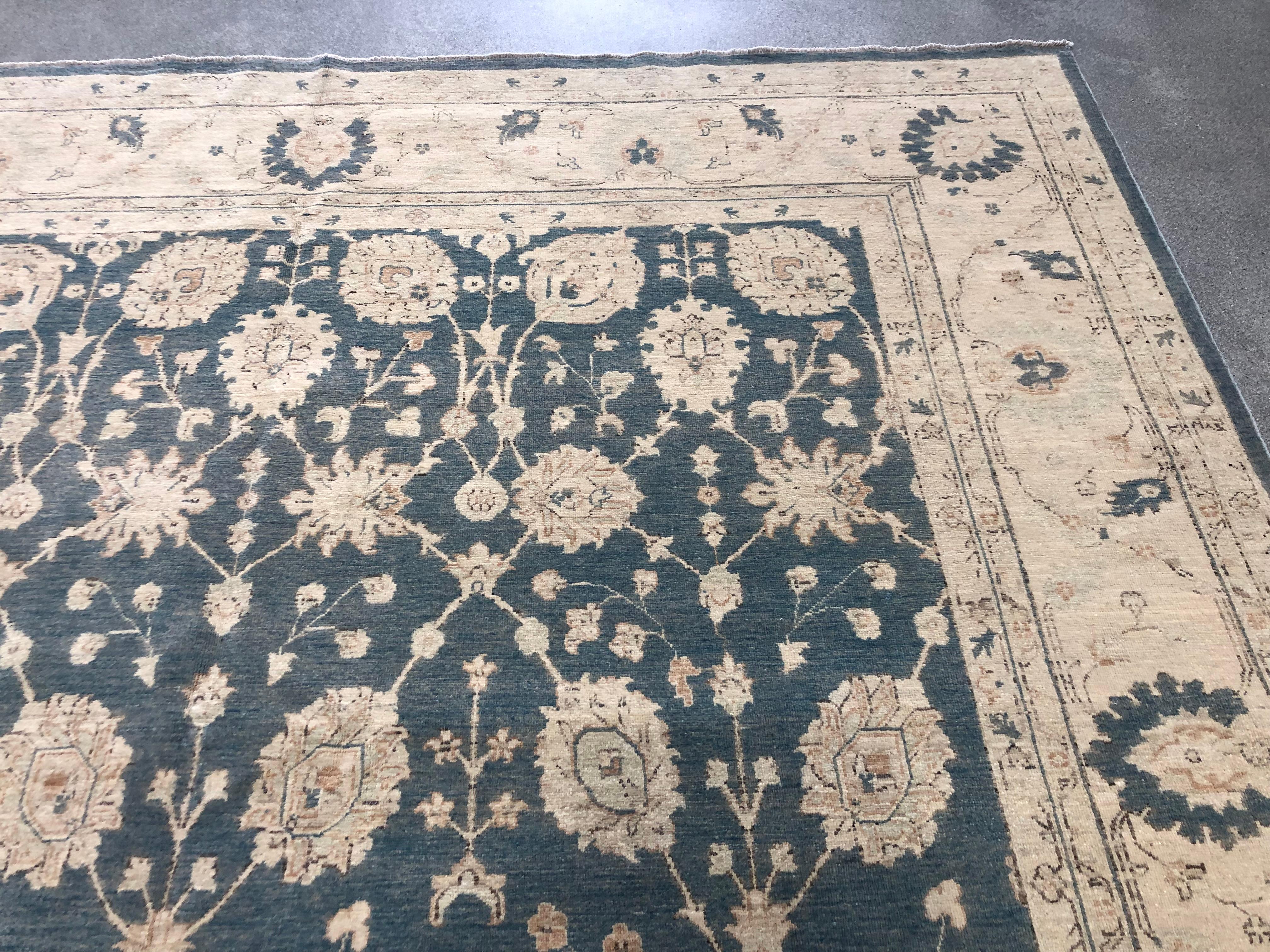 Pakistanischer Wollteppich im traditionellen Stil aus Pakistan in Grau, Blau und Beige im Angebot 1