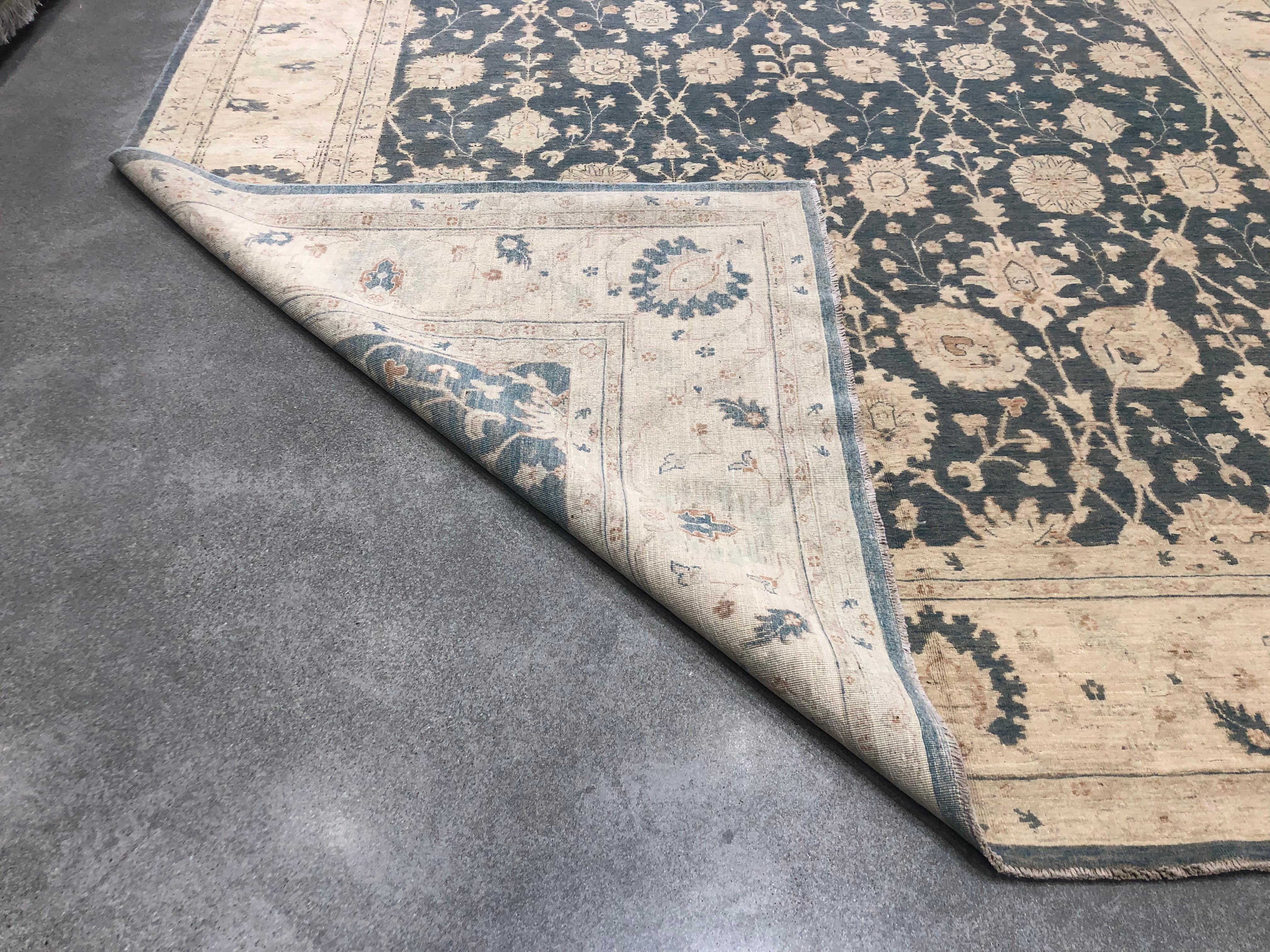 Pakistanischer Wollteppich im traditionellen Stil aus Pakistan in Grau, Blau und Beige im Angebot 2