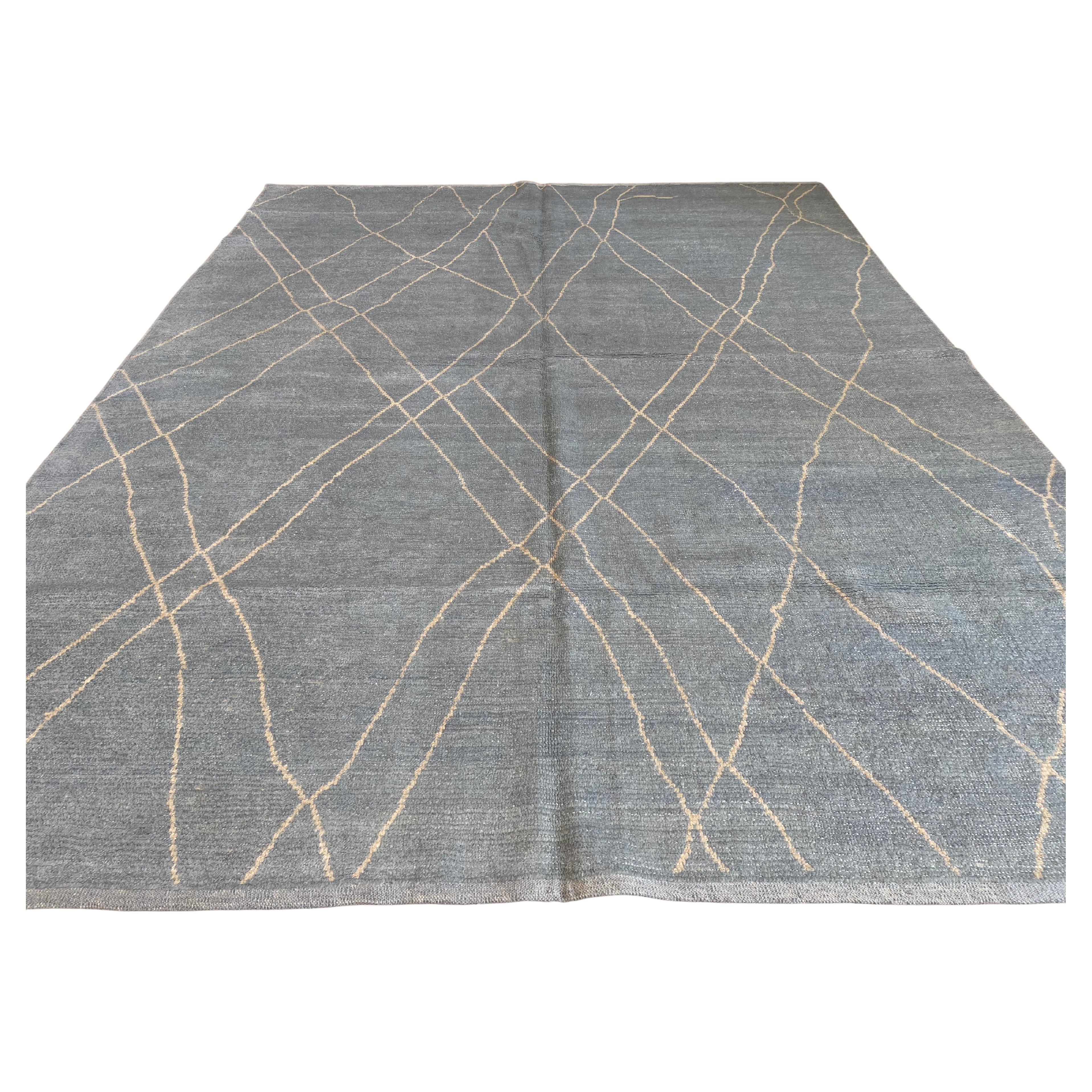 Graublauer Teppich im marokkanischen Stil