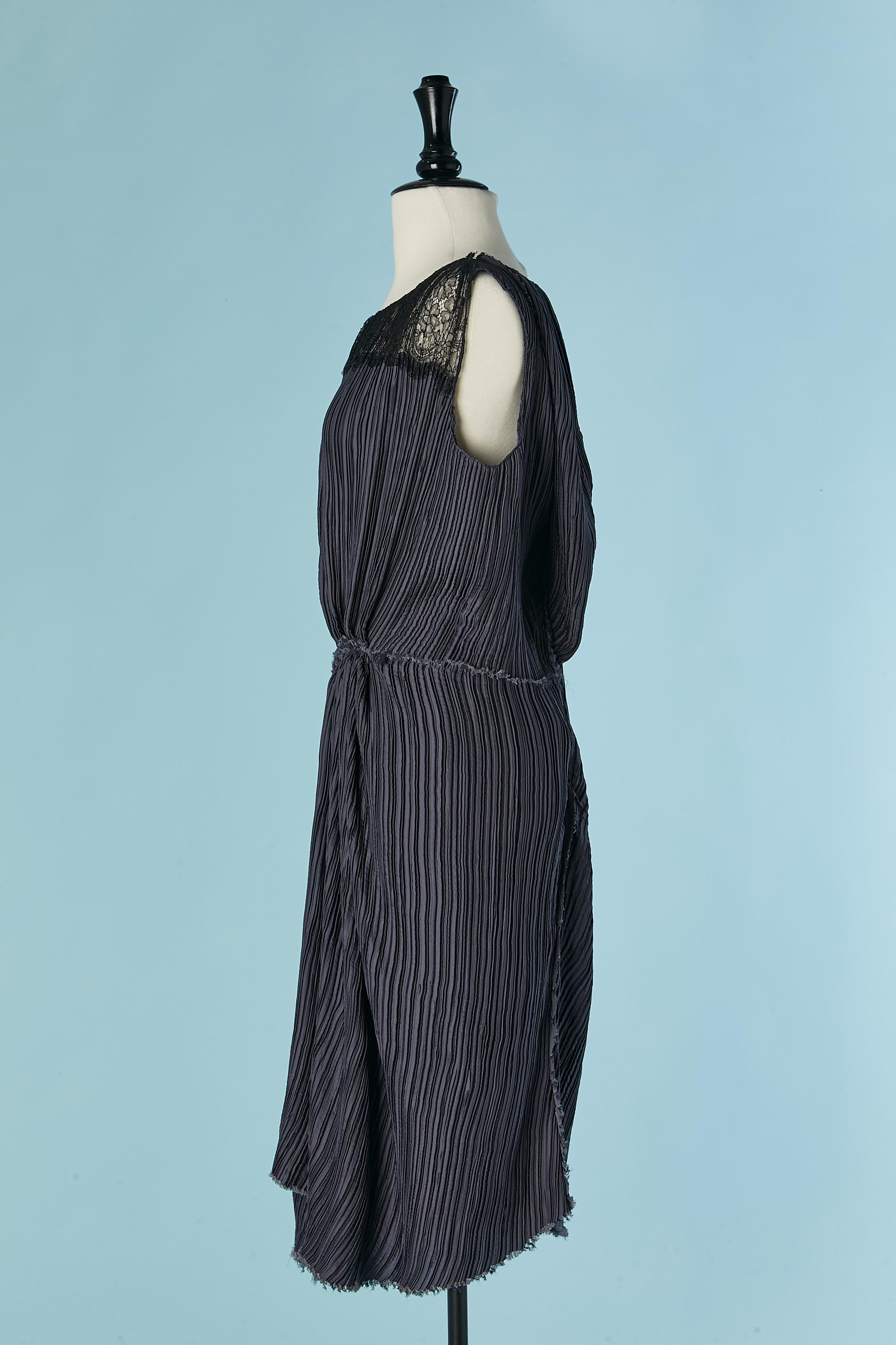 Robe sans manches gris-bleu plissée avec dentelle NINA RICCI en vente 2