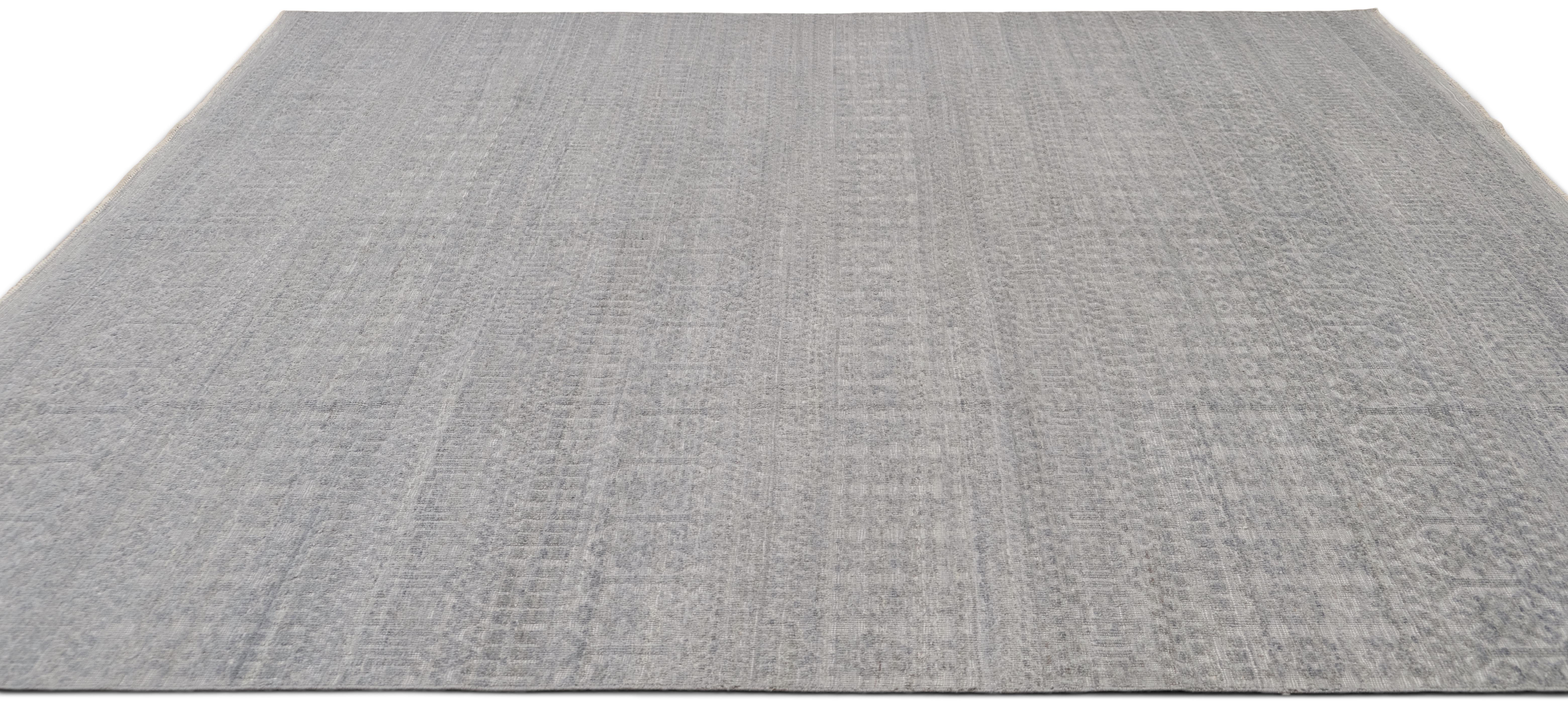 Grau Blauer, aufwändiger, geometrisch gemusterter Wollteppich 8'2''x9'10'' (Handgeknüpft) im Angebot