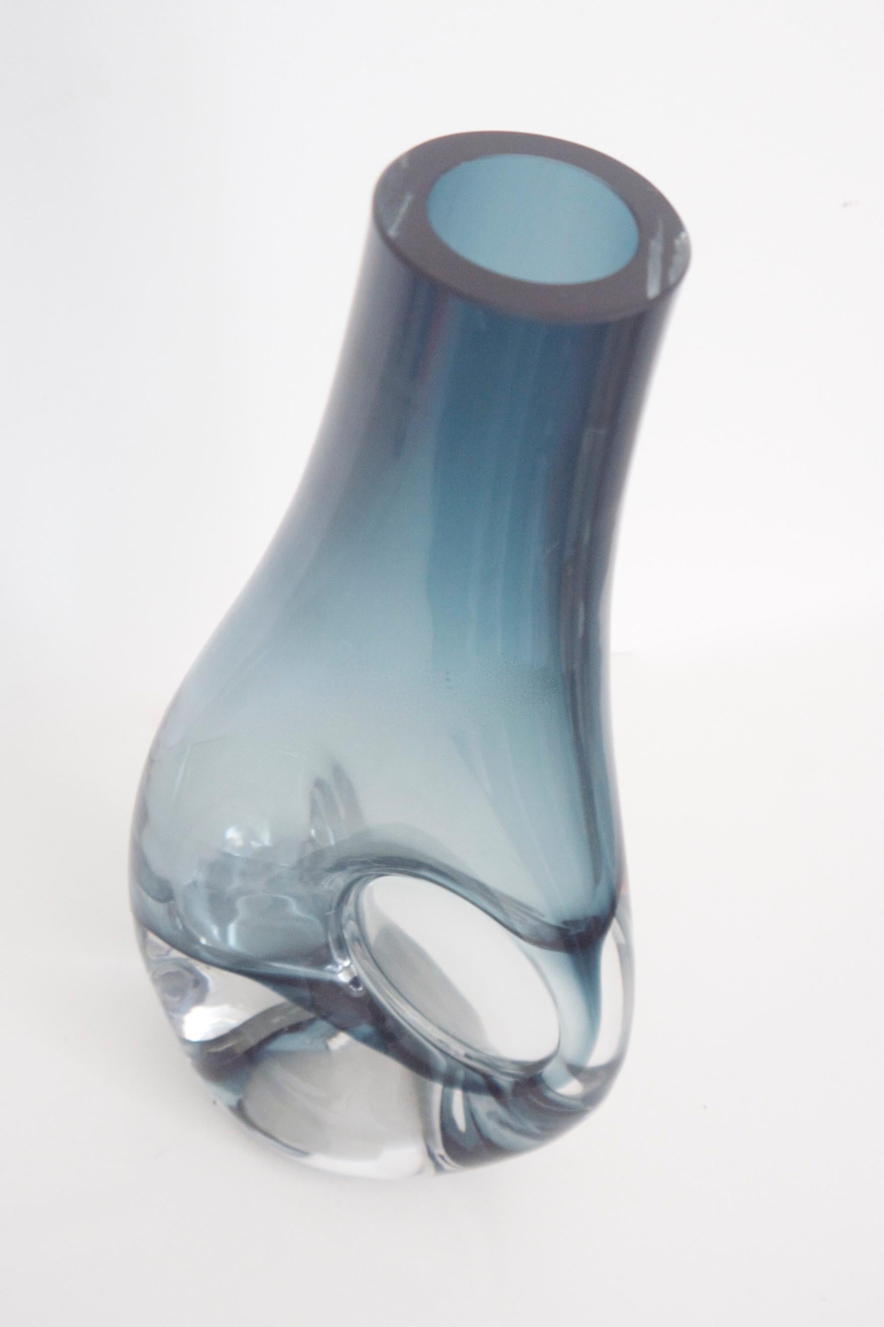 This piece is a grey/blue vintage vase Scandinavian or Italian modern. The design is reminiscent of the style of Fulvio Bianconi, a major exponent of 'Ferato' designs. The piece weighs 2.286 kg and has an opening that is 6 cm in diameter.


 
