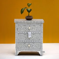 Mesilla de noche cuadrada compacta con incrustaciones de hueso gris by House of Jaipur