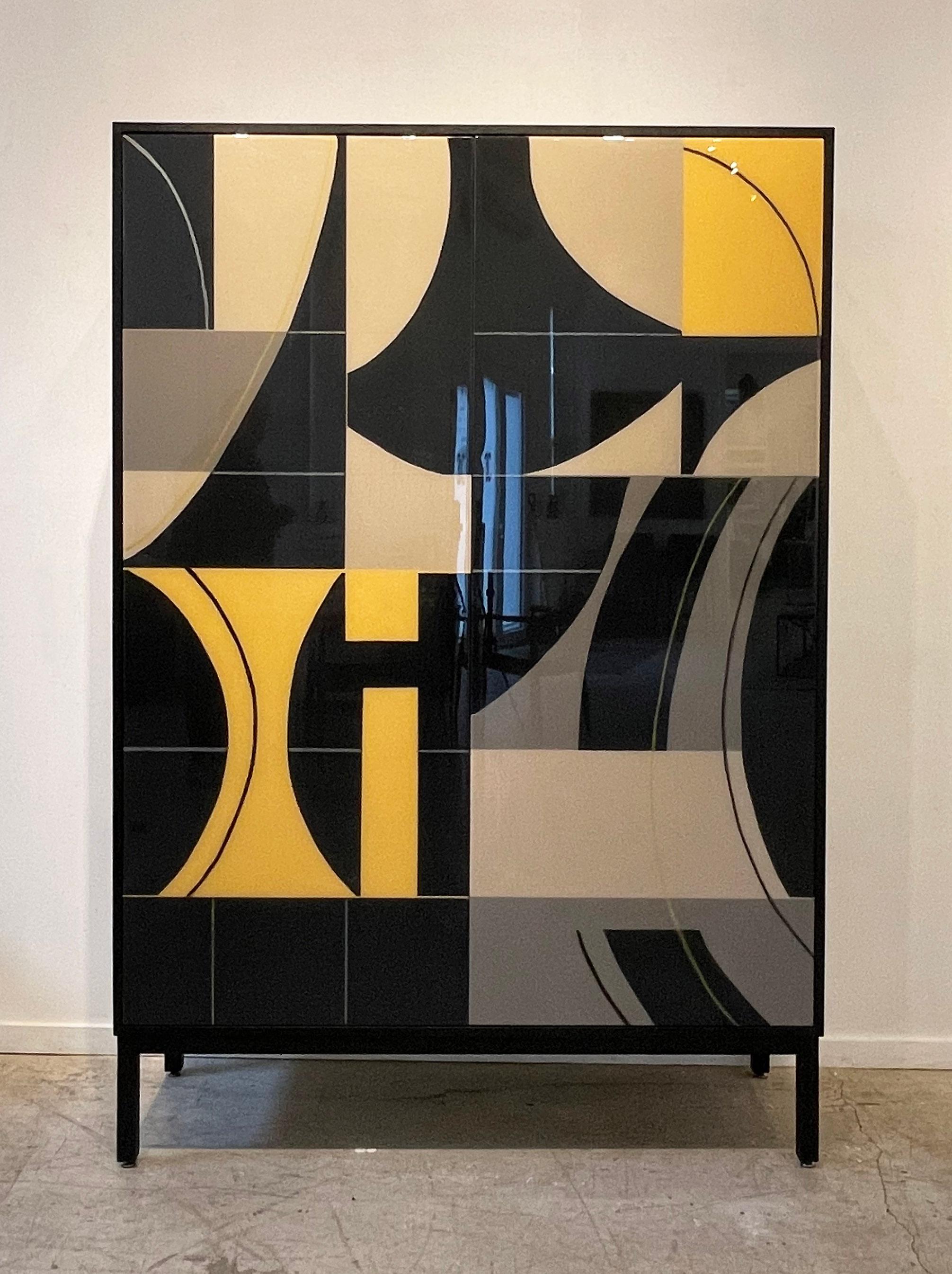 Grey Bossa Armoire von Morgan Clayhall - Customizable Mixed Media Kunstwerk auf Tür (Moderne) im Angebot