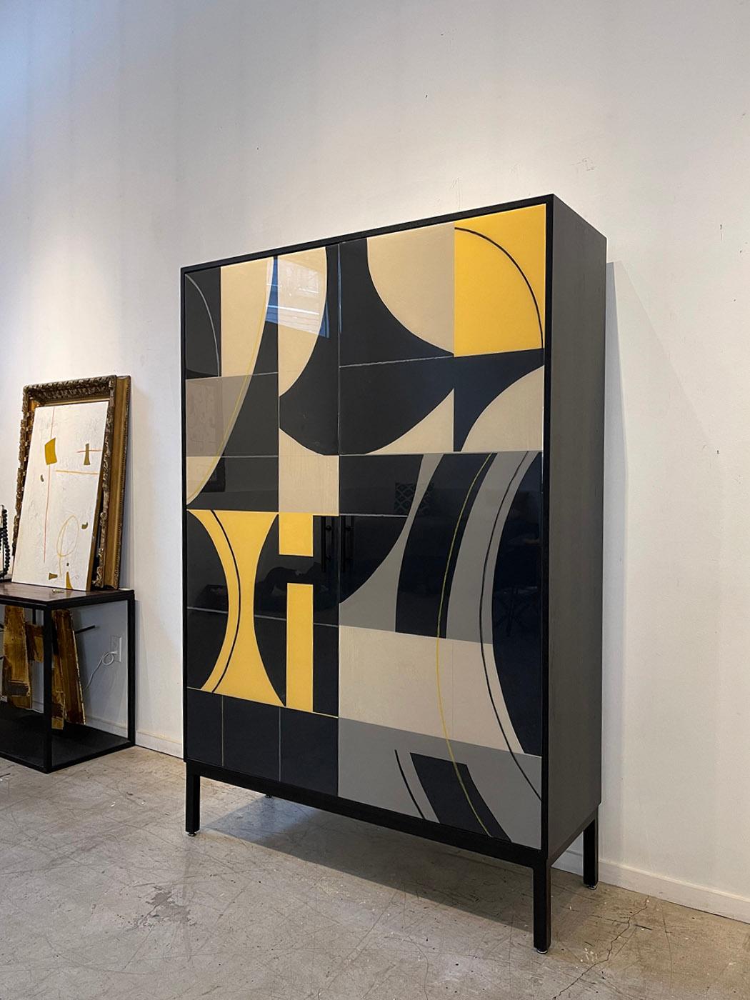 Grey Bossa Armoire von Morgan Clayhall - Customizable Mixed Media Kunstwerk auf Tür (Kanadisch) im Angebot