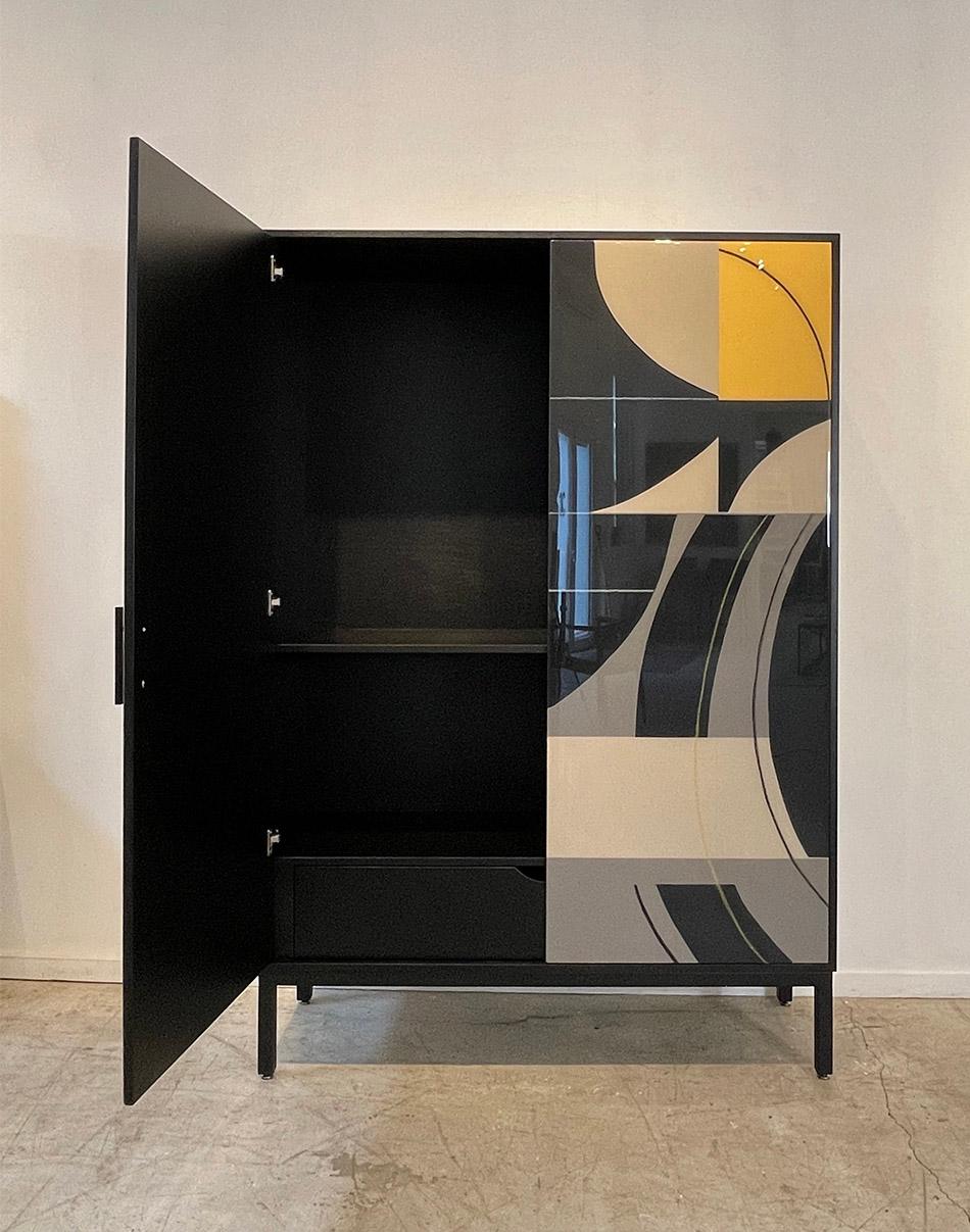 Grey Bossa Armoire von Morgan Clayhall - Customizable Mixed Media Kunstwerk auf Tür im Zustand „Neu“ im Angebot in Toronto, CA