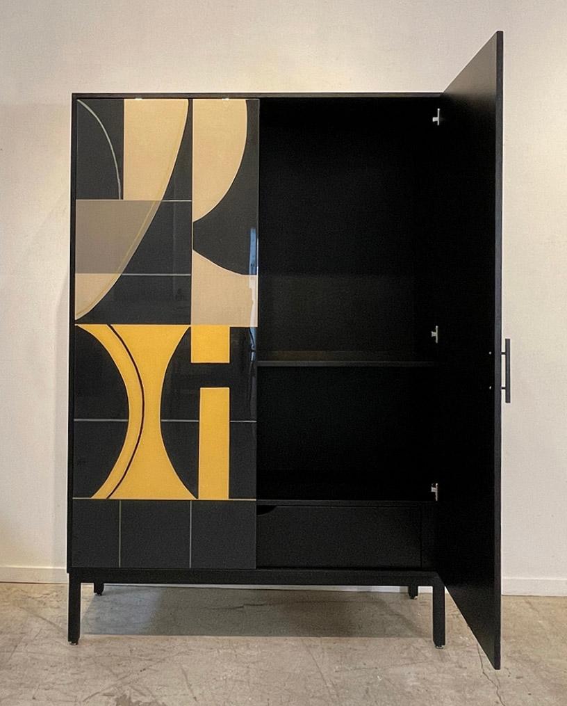 Grey Bossa Armoire von Morgan Clayhall - Customizable Mixed Media Kunstwerk auf Tür (21. Jahrhundert und zeitgenössisch) im Angebot