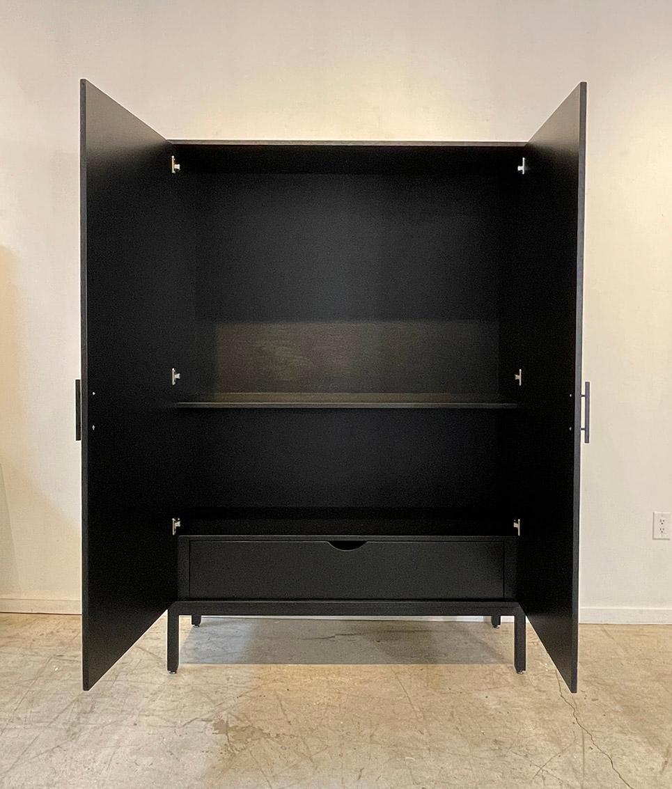 Grey Bossa Armoire von Morgan Clayhall - Customizable Mixed Media Kunstwerk auf Tür (Stahl) im Angebot