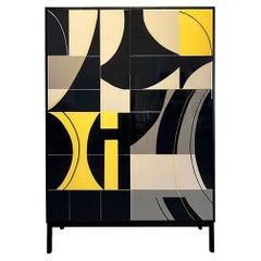 Armoire Bossa grise par Morgan Clayhall - Œuvre d'art mixte personnalisable sur la porte