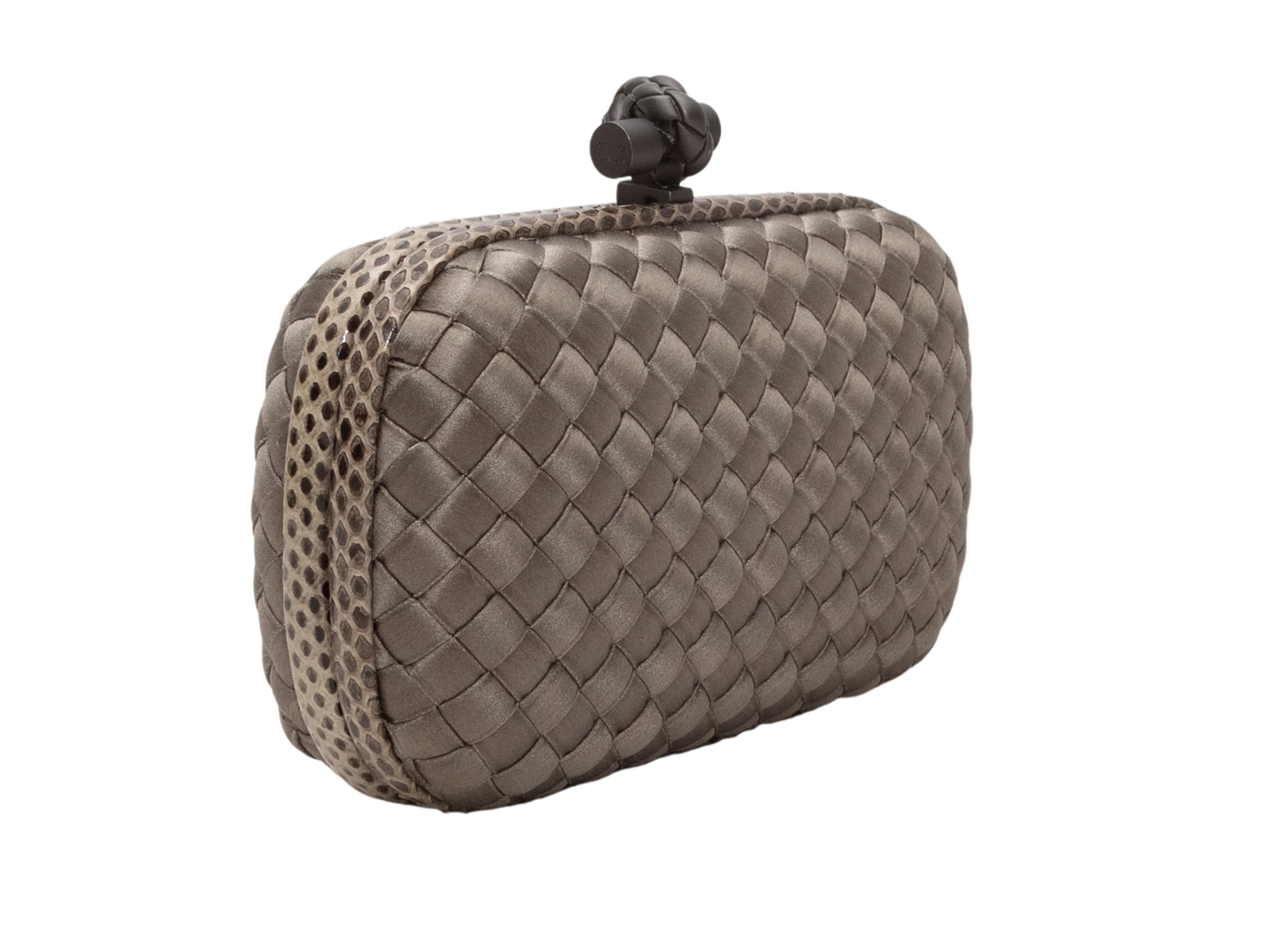 Detalles del Producto: Bolso de mano rígido Bottega Veneta de satén Intrecciato gris. Este bolso de mano tiene un cuerpo de satén Intrecciato, adornos de piel de lagarto y un cierre de broche superior. 6,5