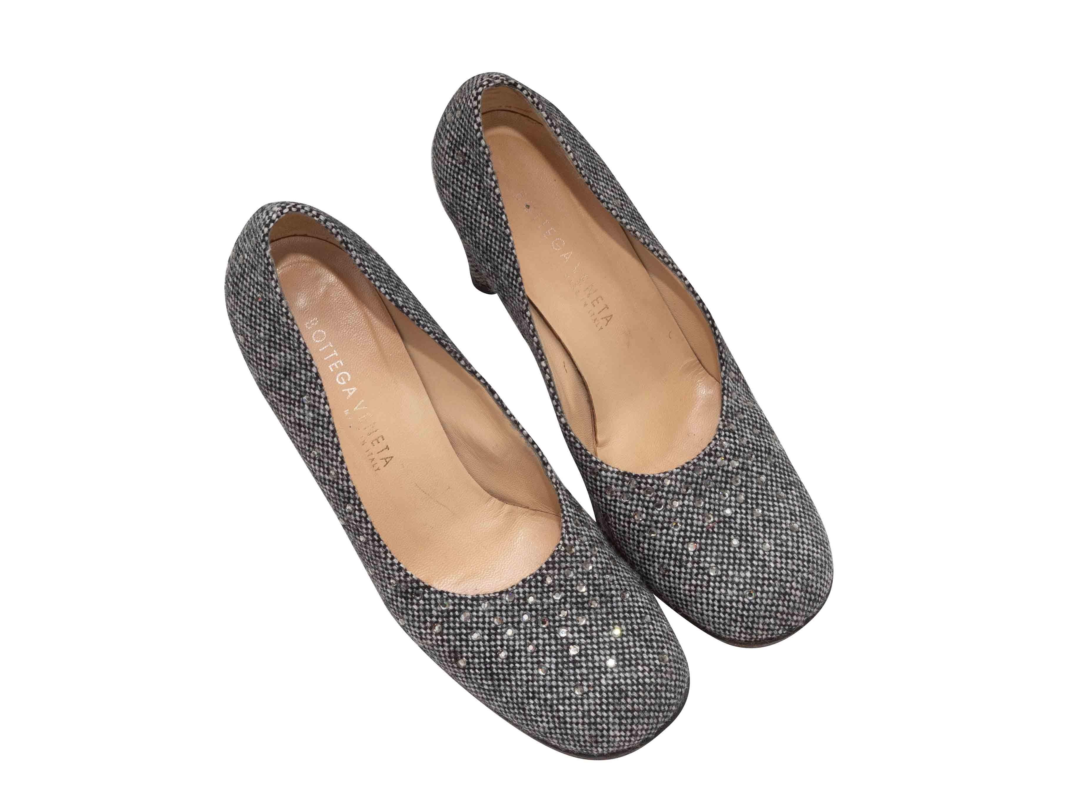 Graue runde Pumps aus Wolle von Bottega Veneta. Durchgehend mit Strasssteinchen verziert. 3,75