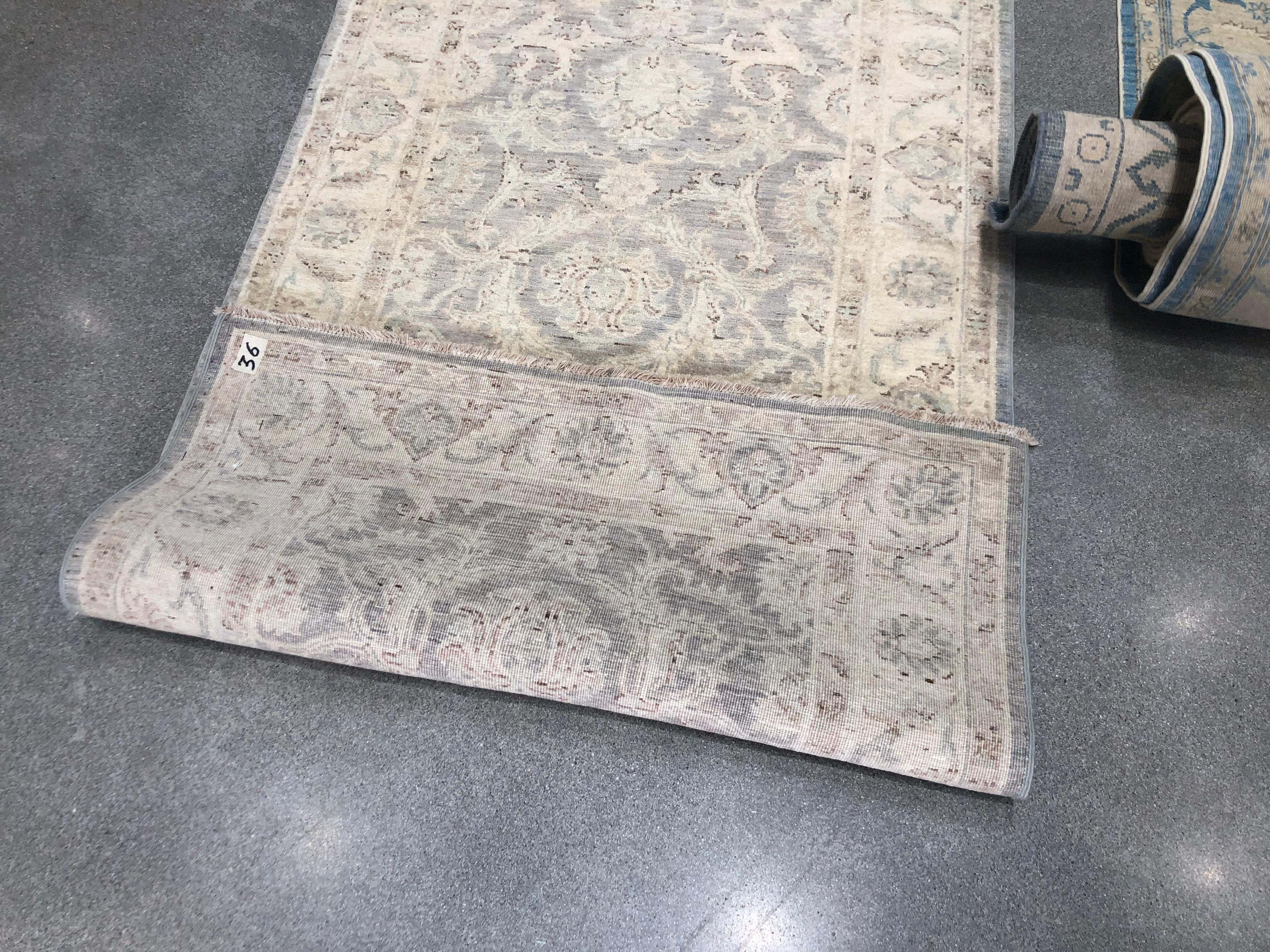 Questo runner pakistano dal design floreale grigio-marrone ravviverà sicuramente i tuoi corridoi o le tue entrate. È fatto a mano e annodato a mano in Pakistan.