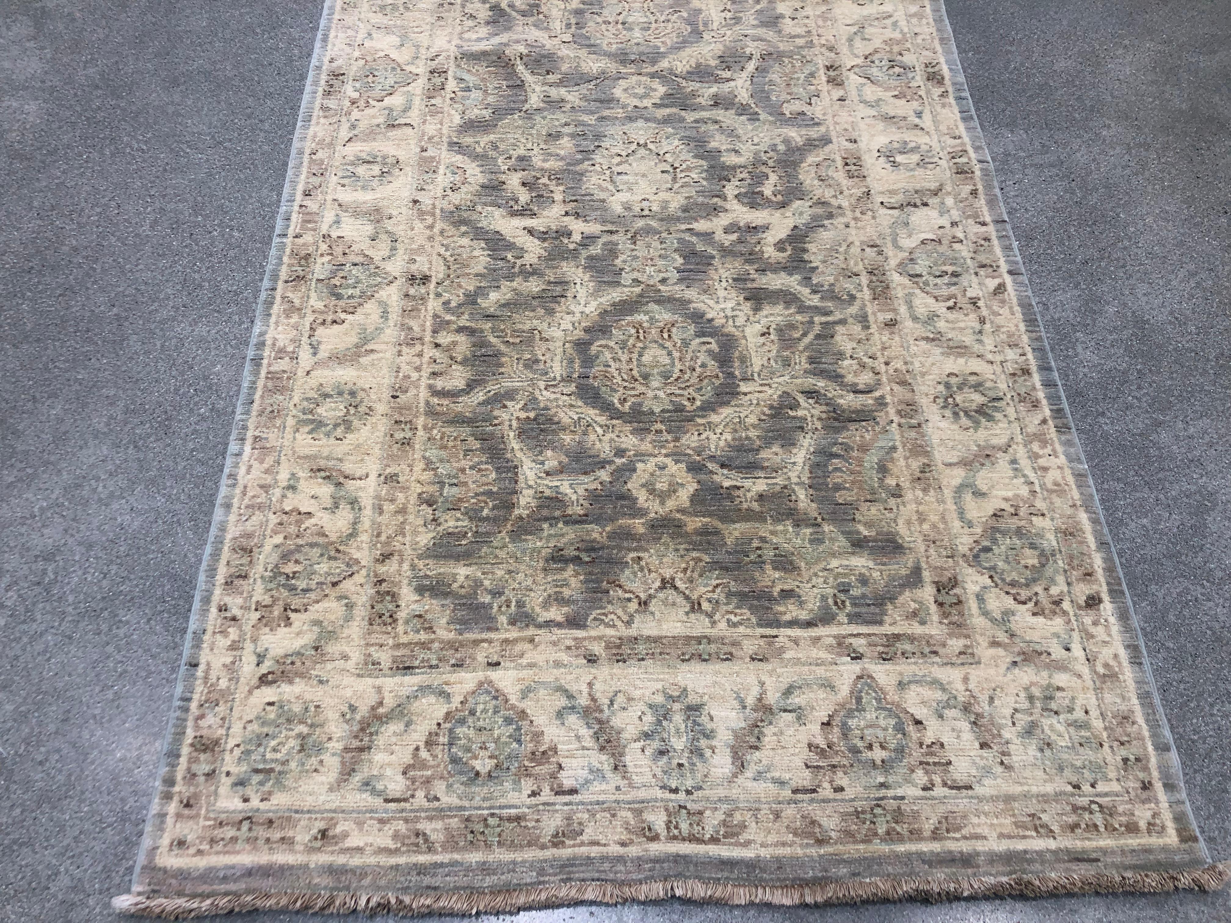 Annodato a mano Runner pakistano floreale grigio marrone in vendita