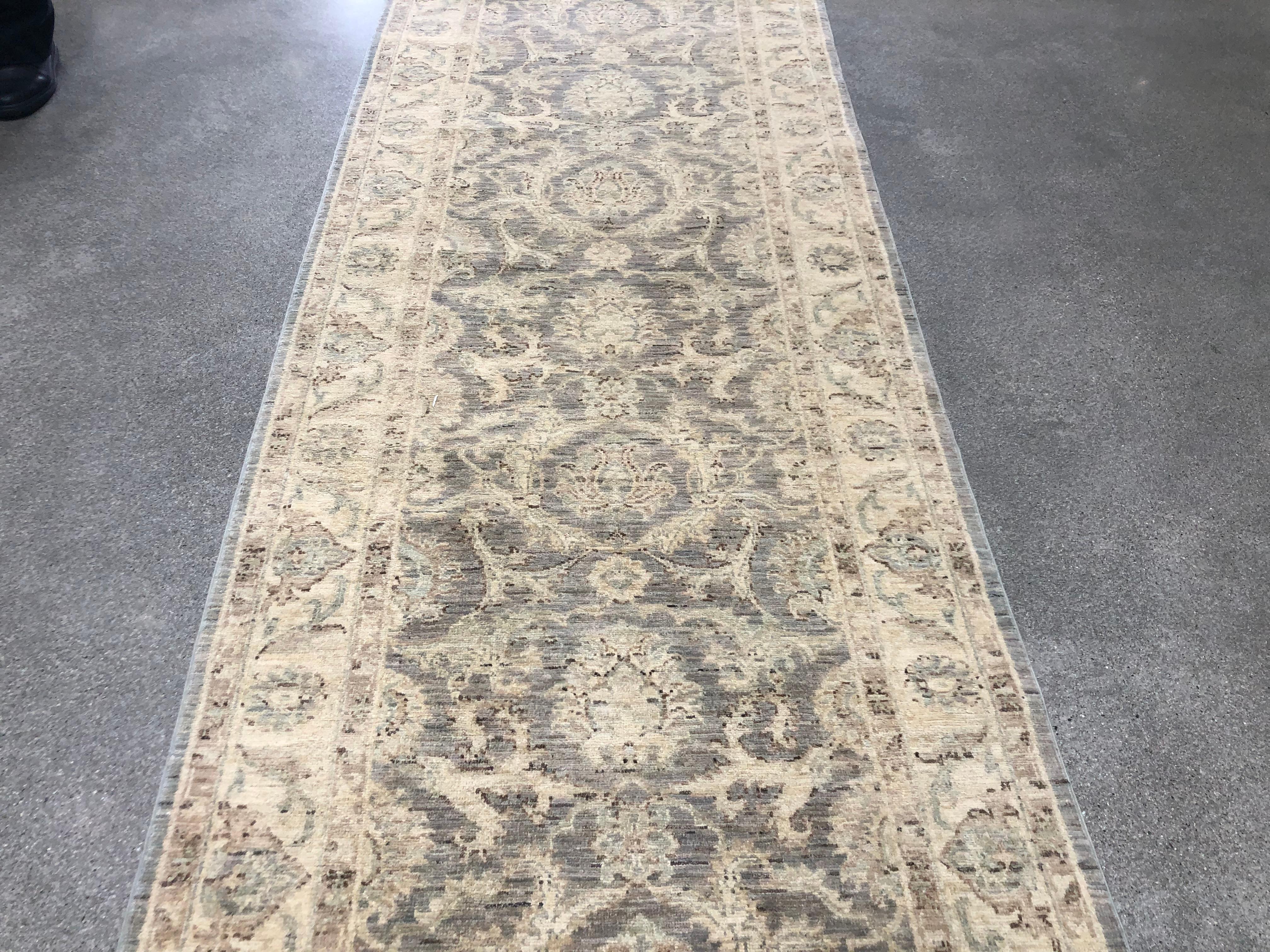 Runner pakistano floreale grigio marrone In condizioni ottime in vendita a West Hollywood, CA