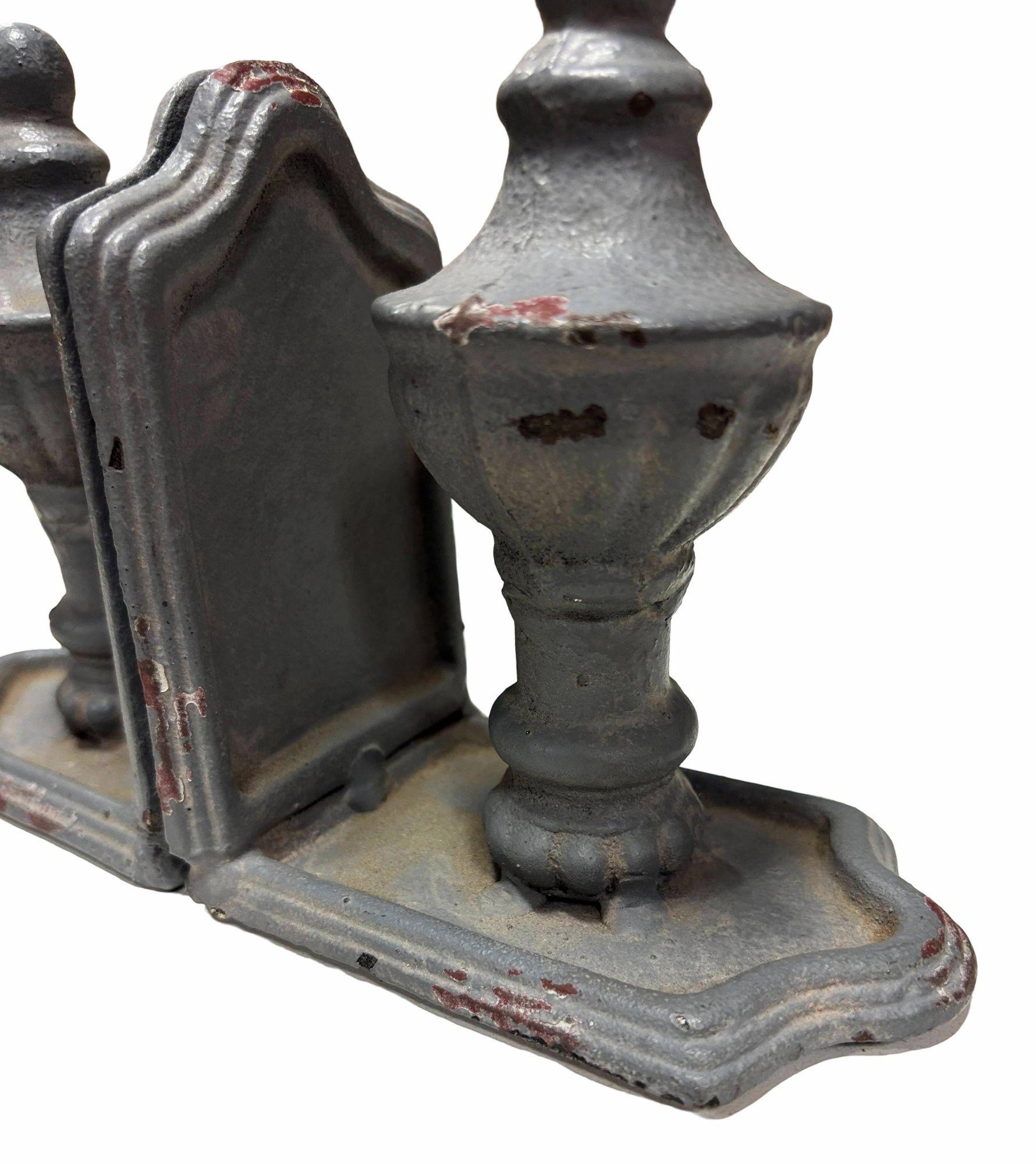 Paire de serre-livres en fonte émaillée gris de style colonial Excellent état - En vente à Van Nuys, CA